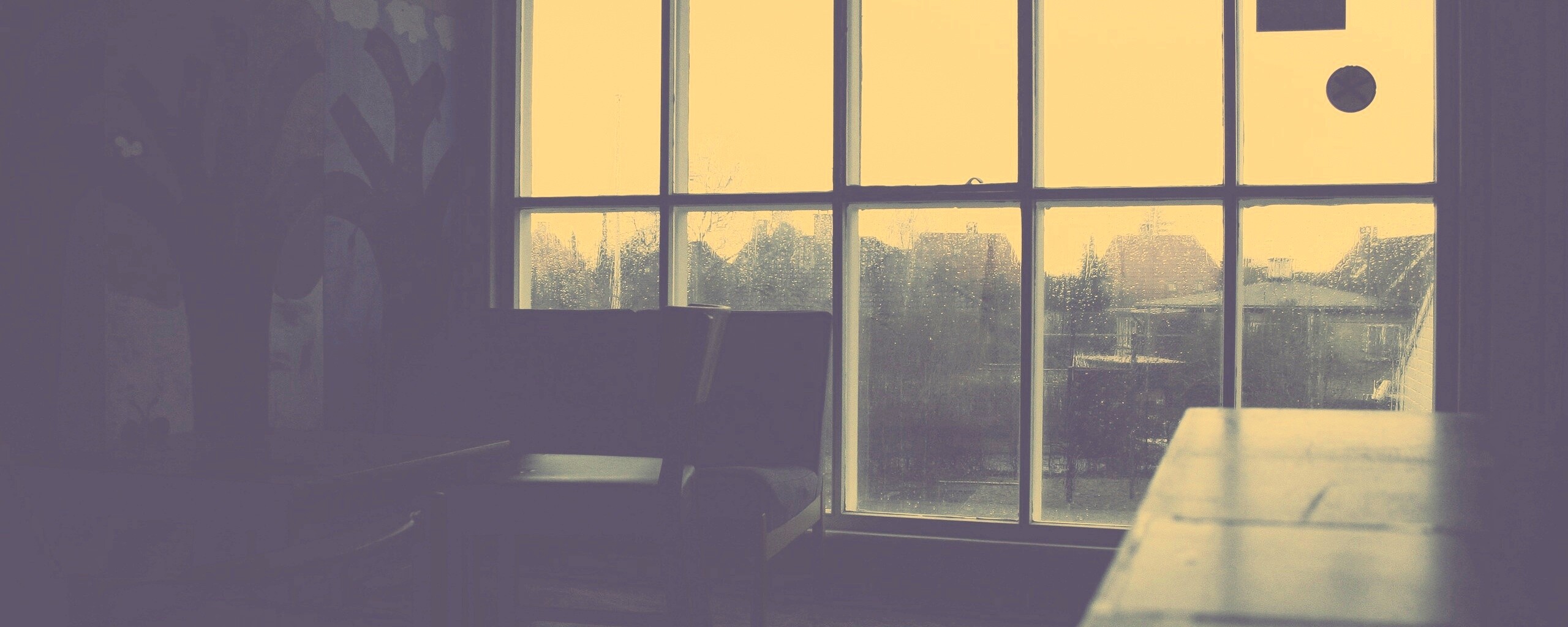 Тёмная комната и дождь за окном обои