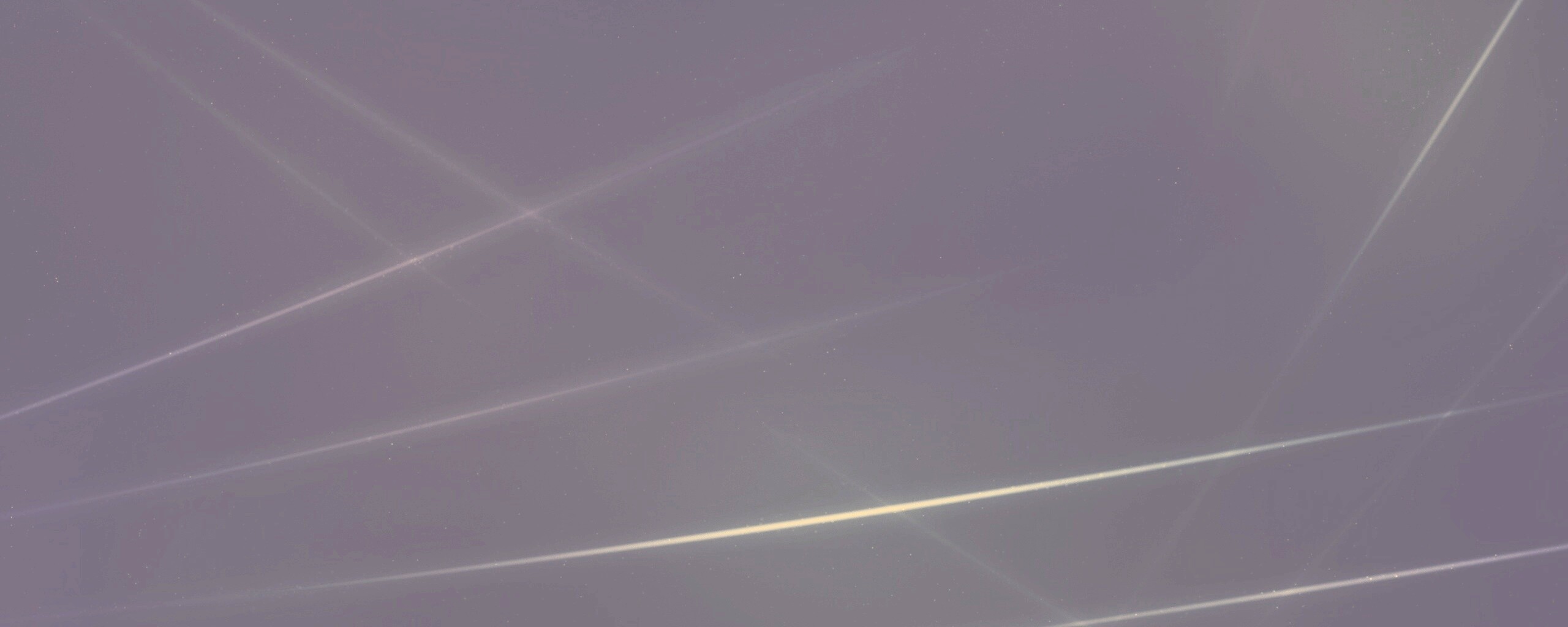 Лучи света на тёмно-синем фоне обои