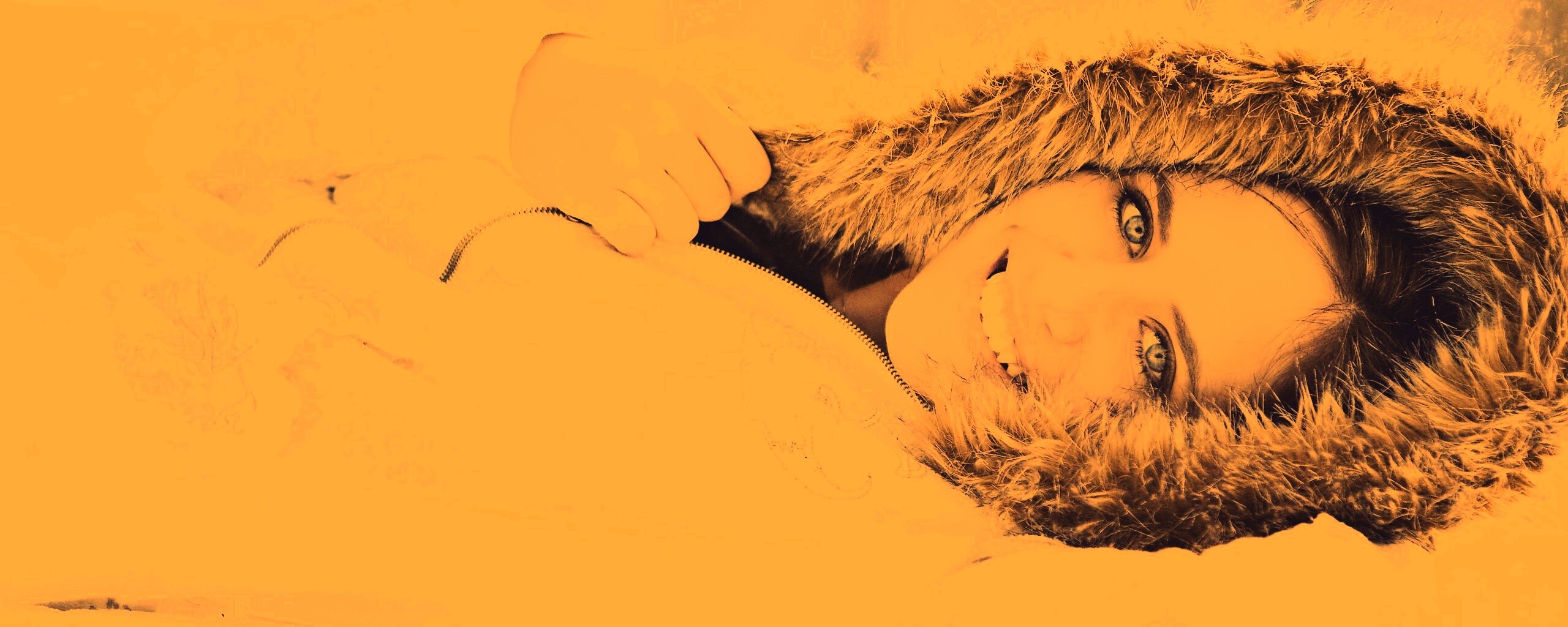 Девушка в снегу обои