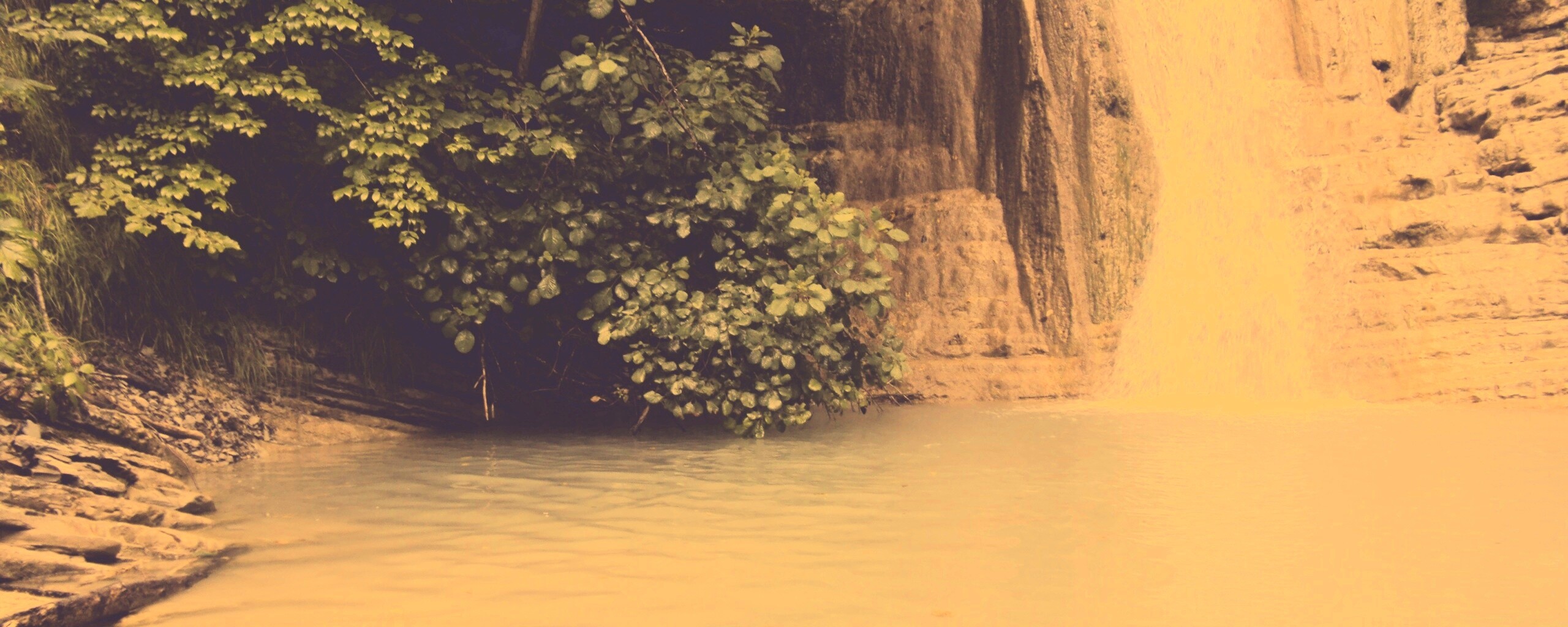 У водопада обои