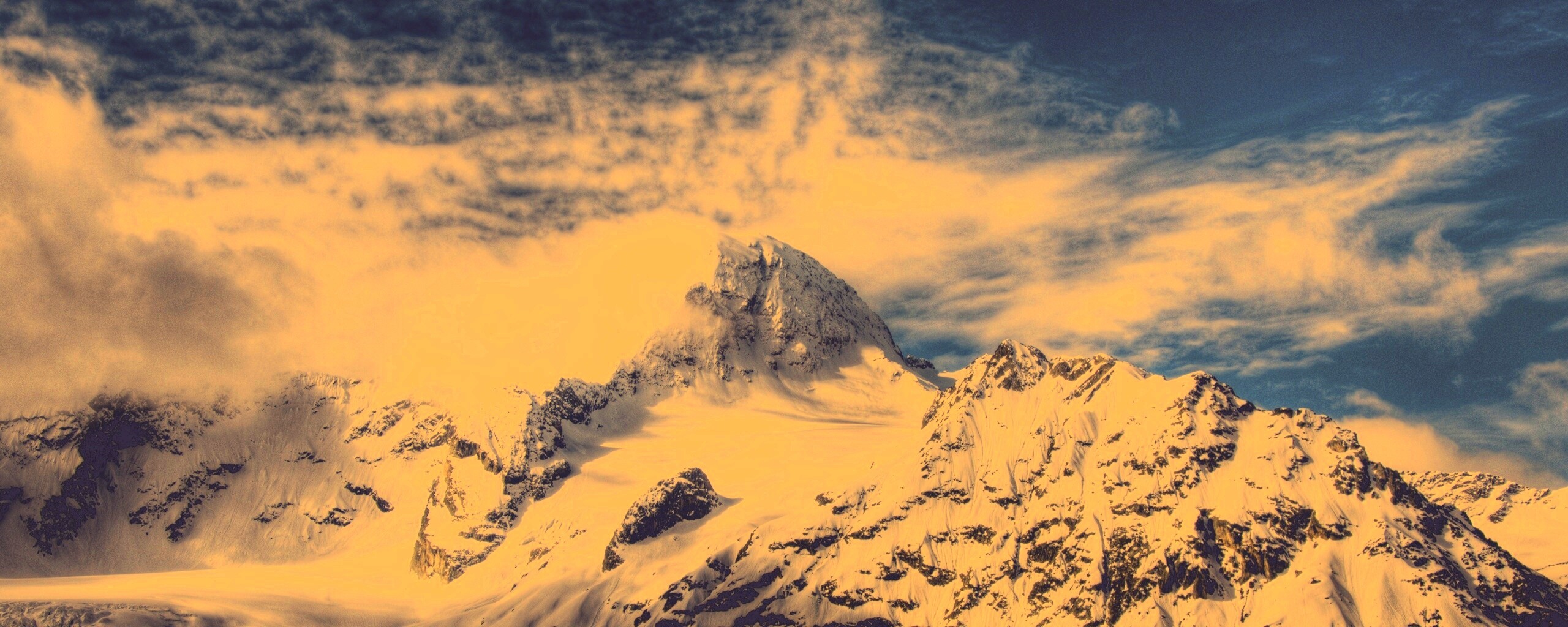 Снежные горные вершины на ветру обои