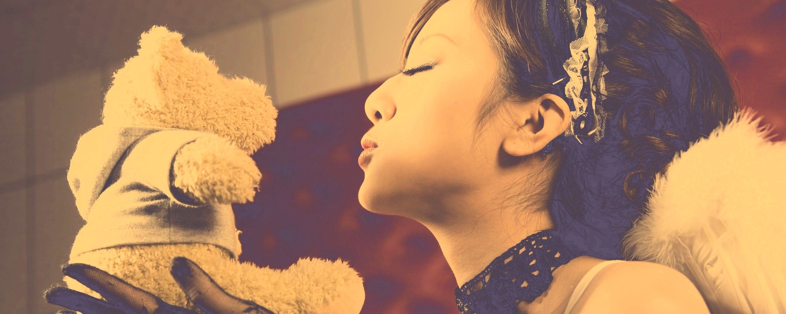 Азиатка любит медвежонка обои