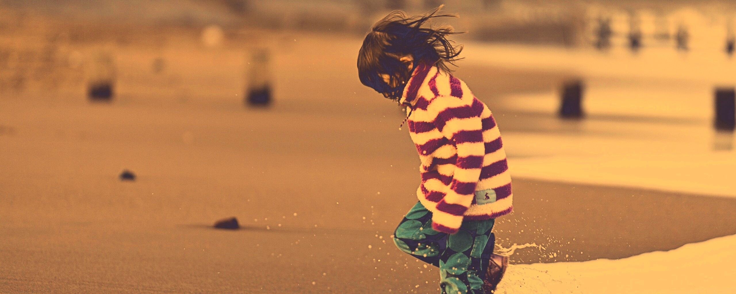 Ребенок и волна обои