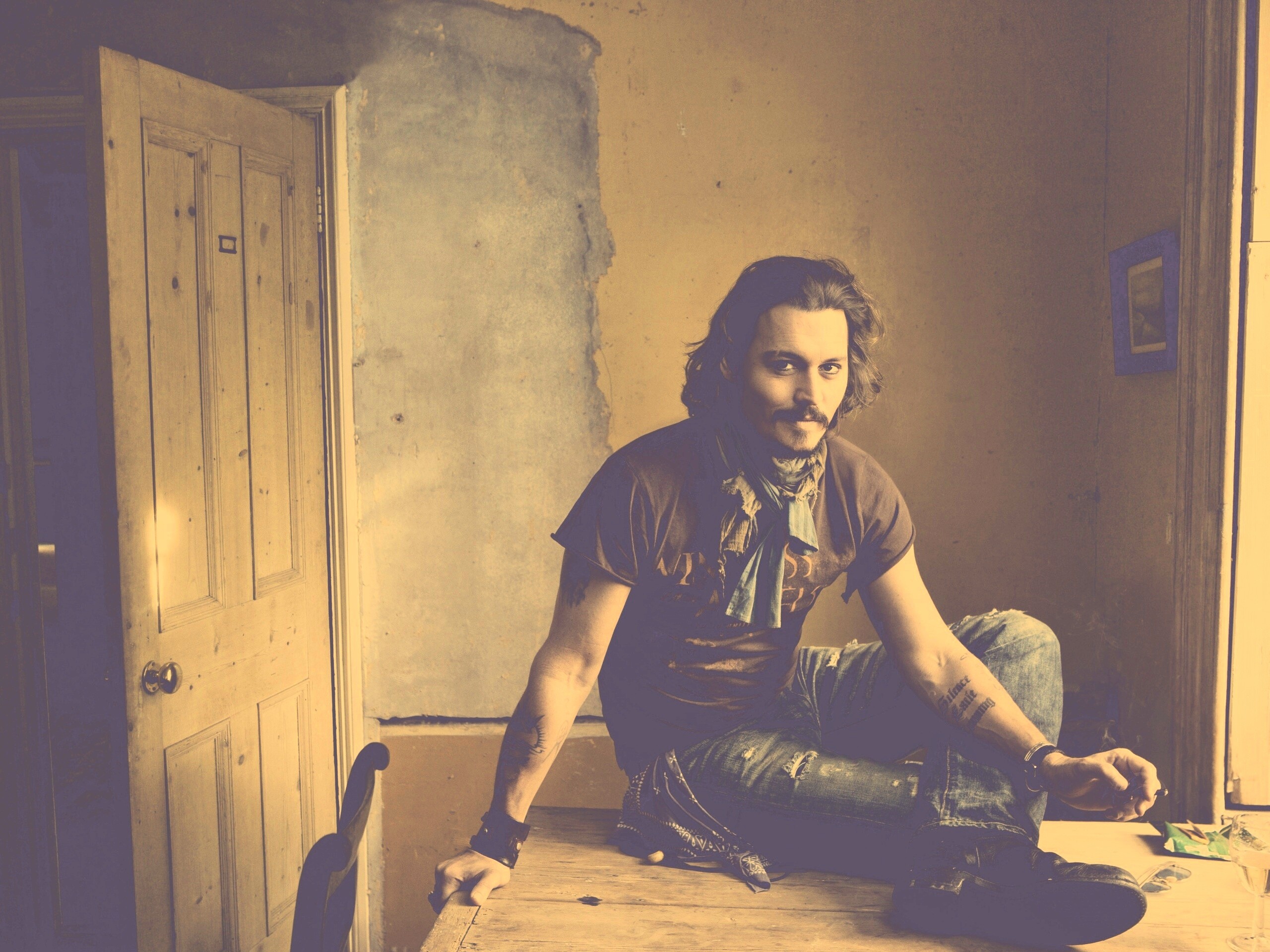 Джонни Депп на столе обои