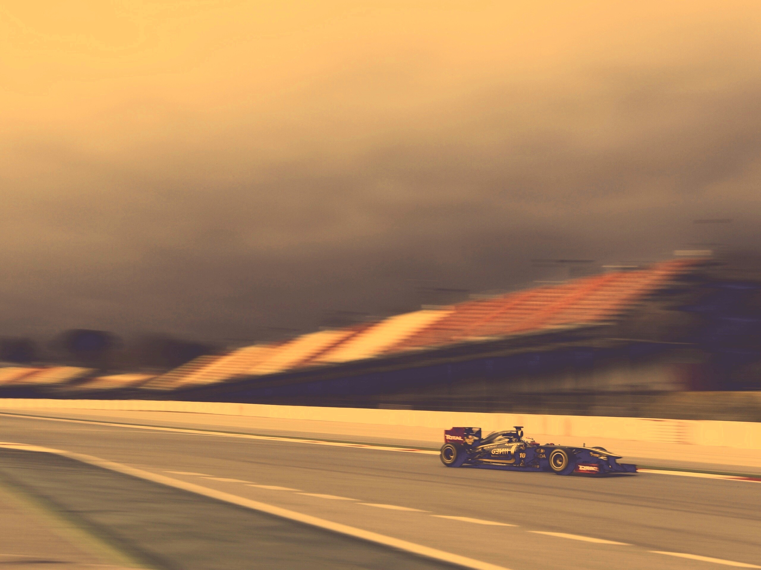 Болид на треке обои