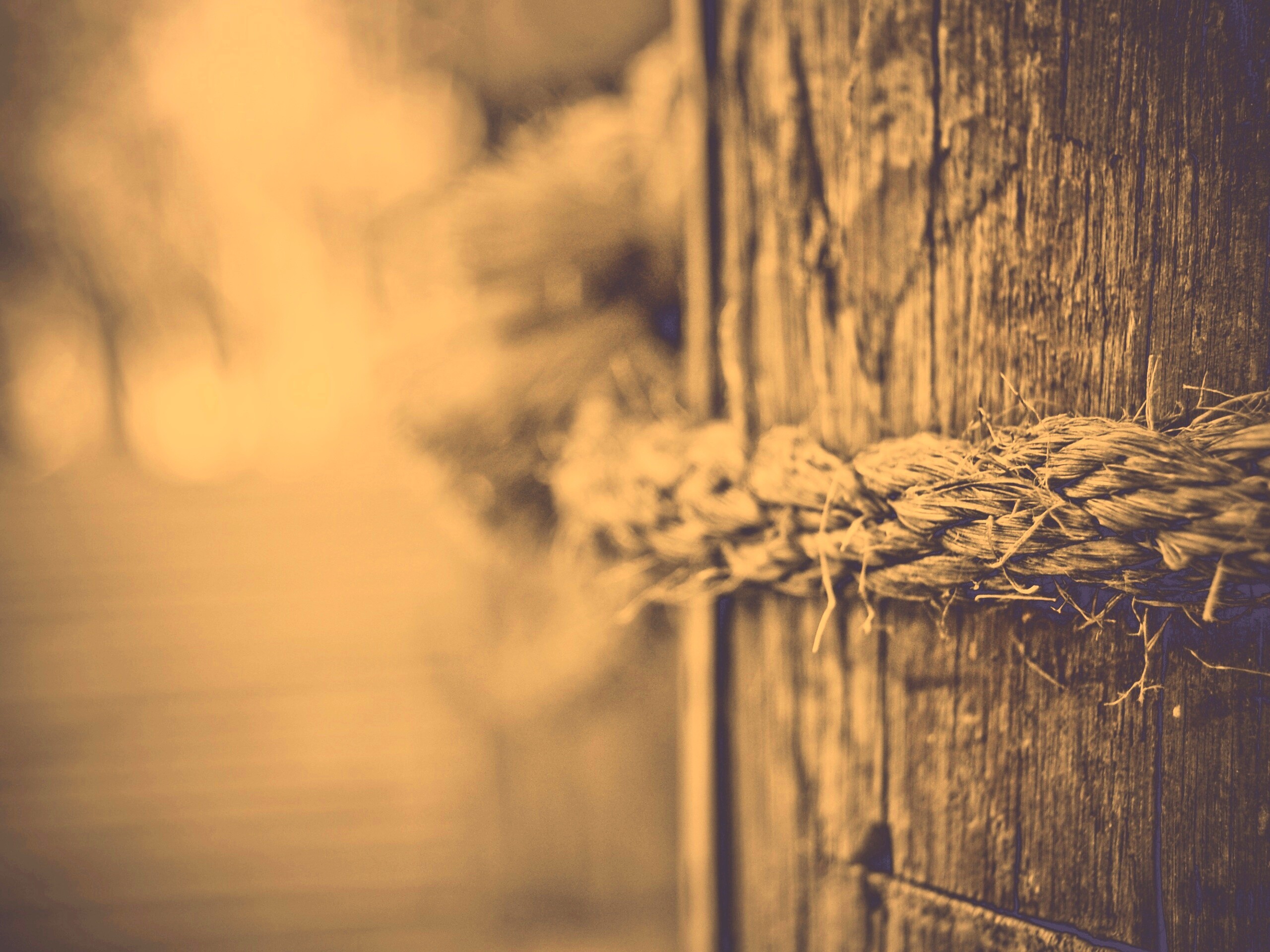 Веревка на деревянном столбе обои