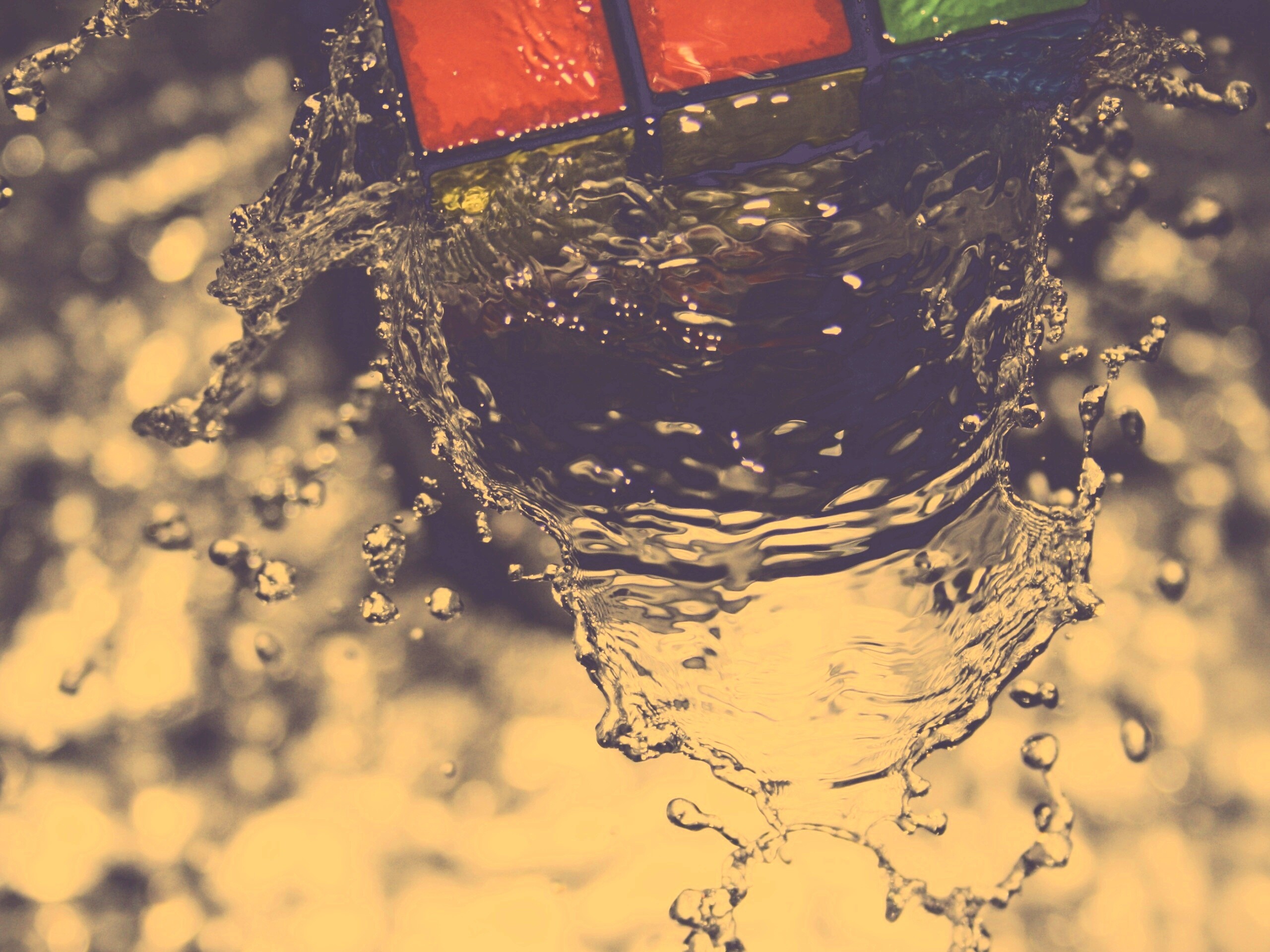 Кубик рубика в воде обои