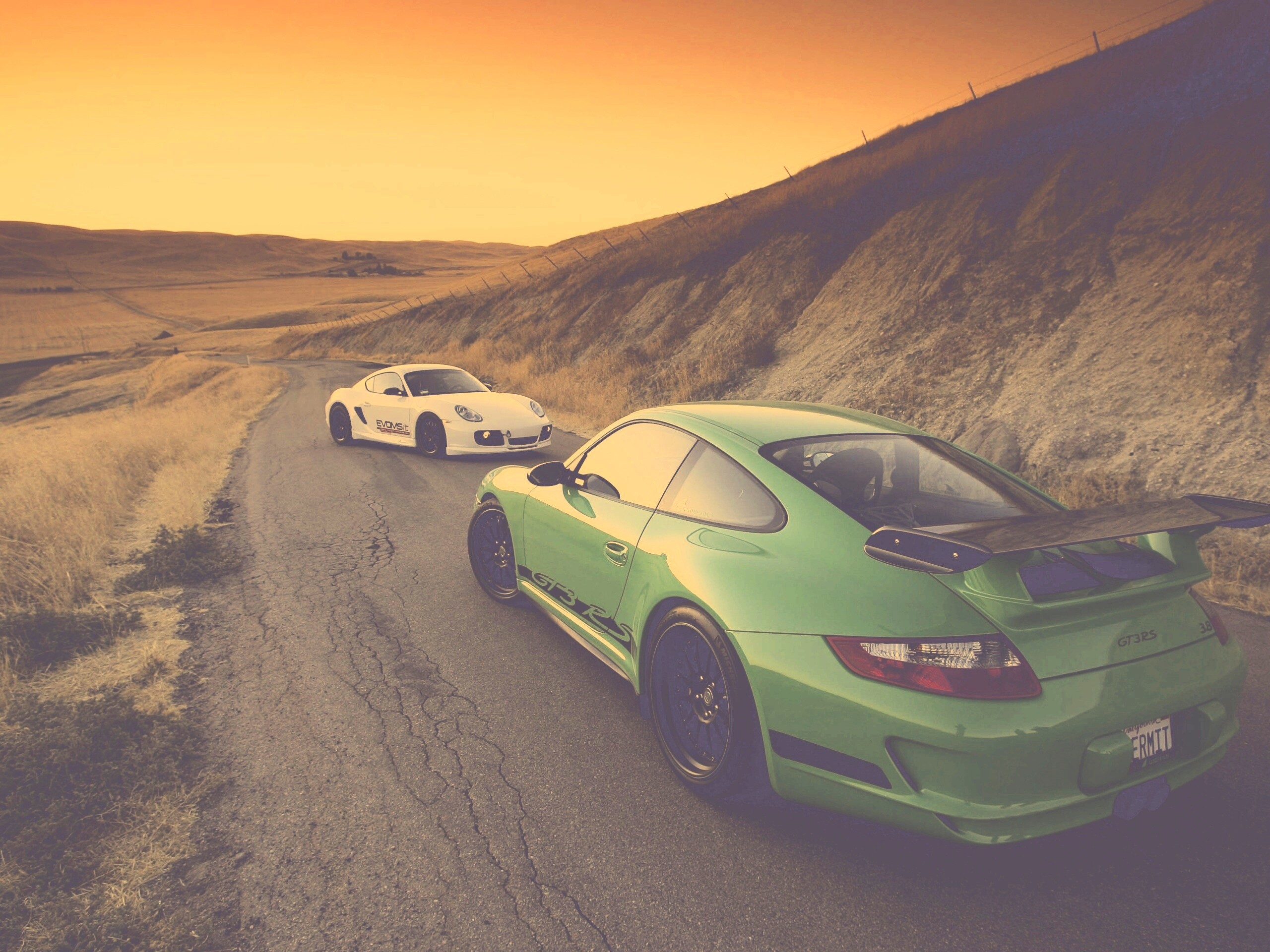 Два порша на горной дороге обои