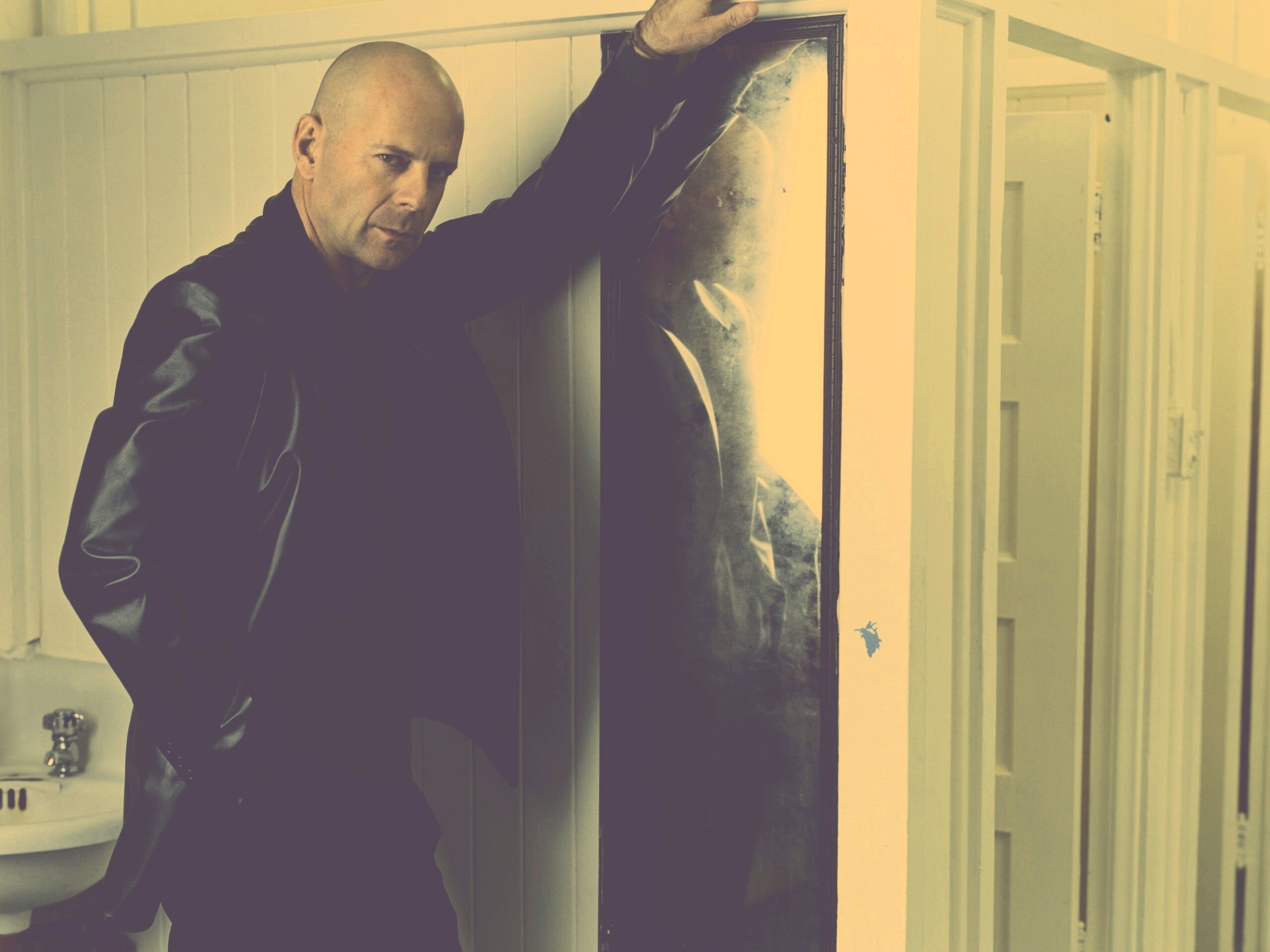 Брюс Уиллис у зеркала обои