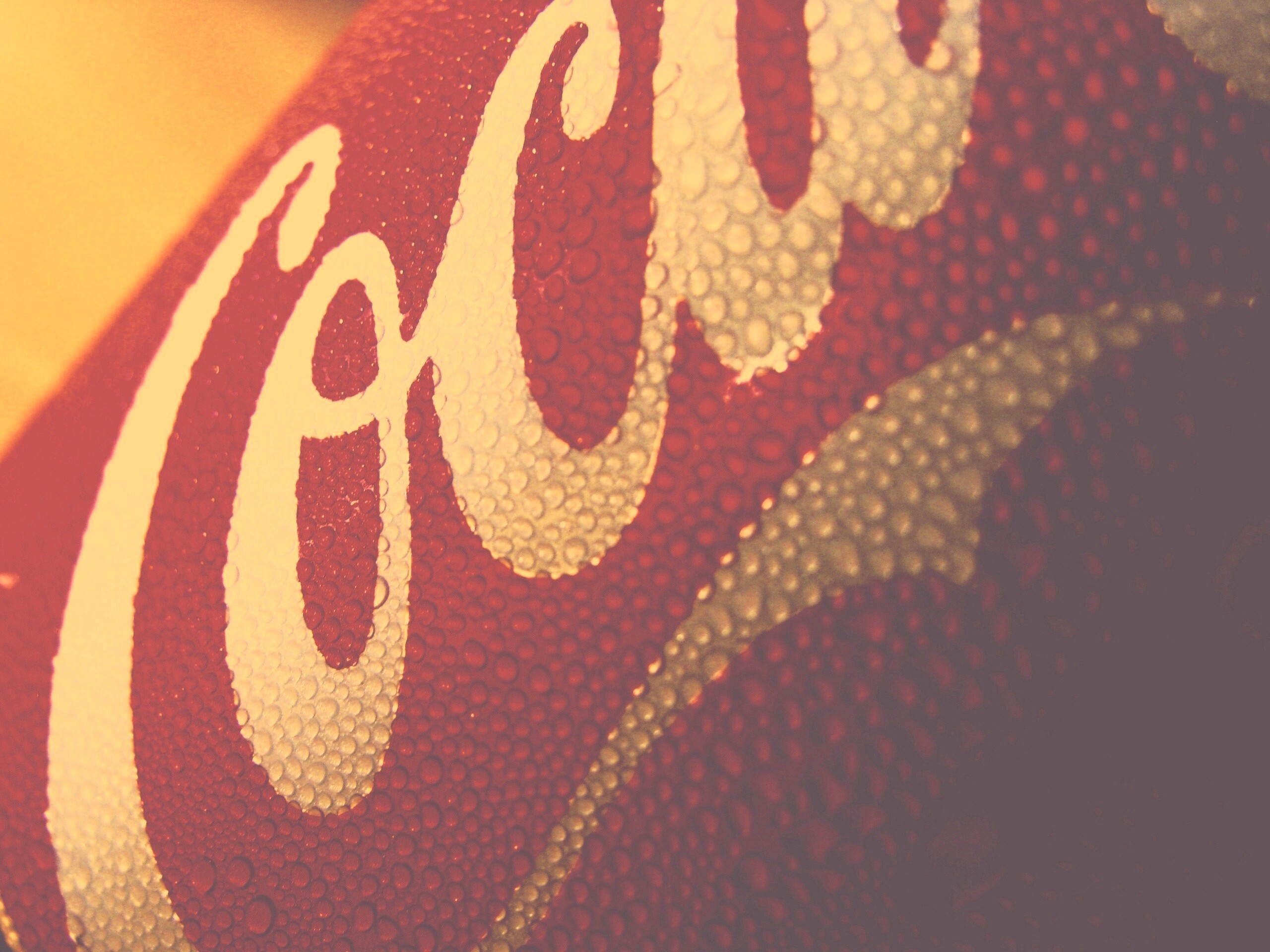 Запотевшая банка Кока-Колы обои