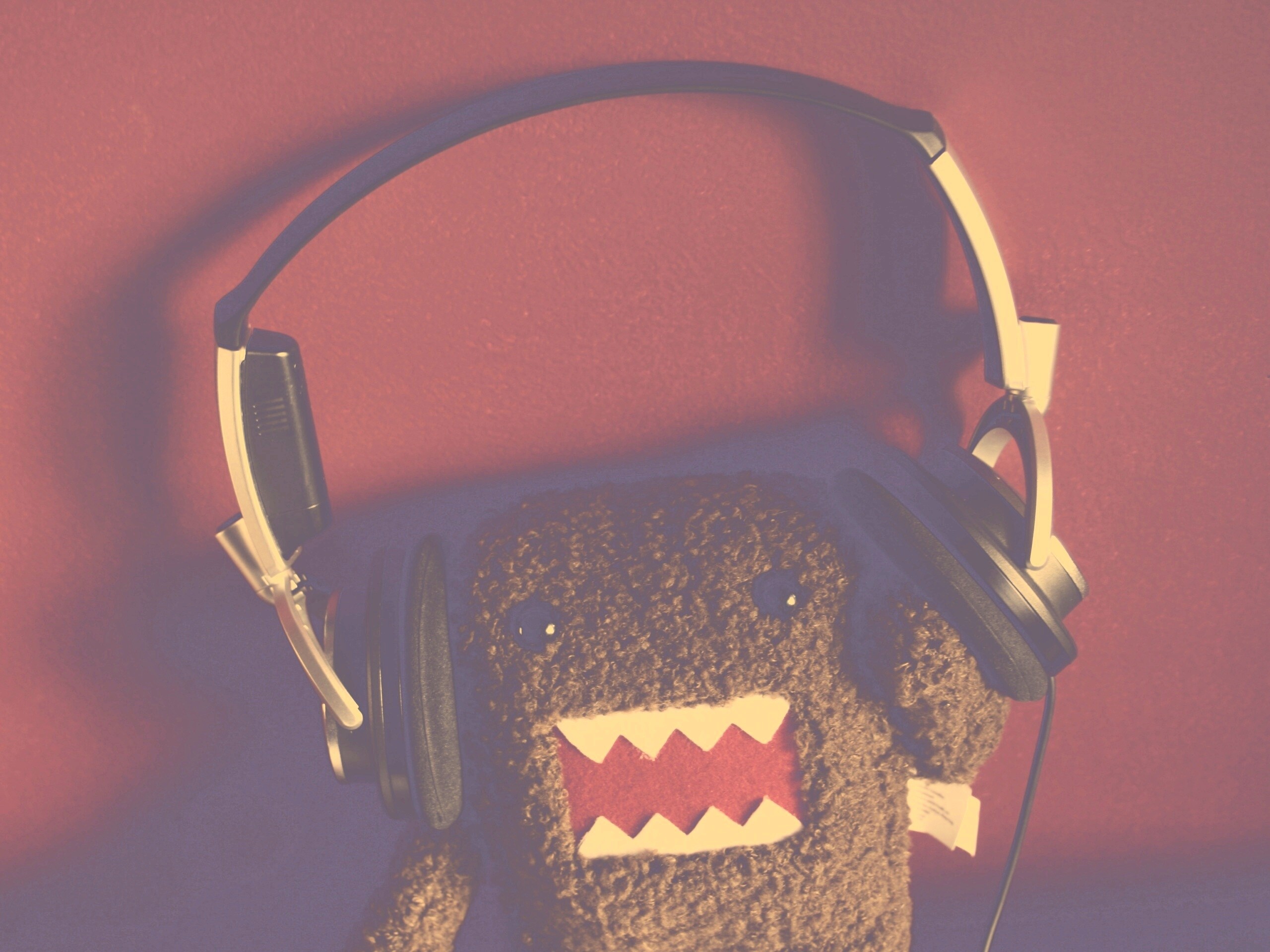 Демокун в наушниках обои