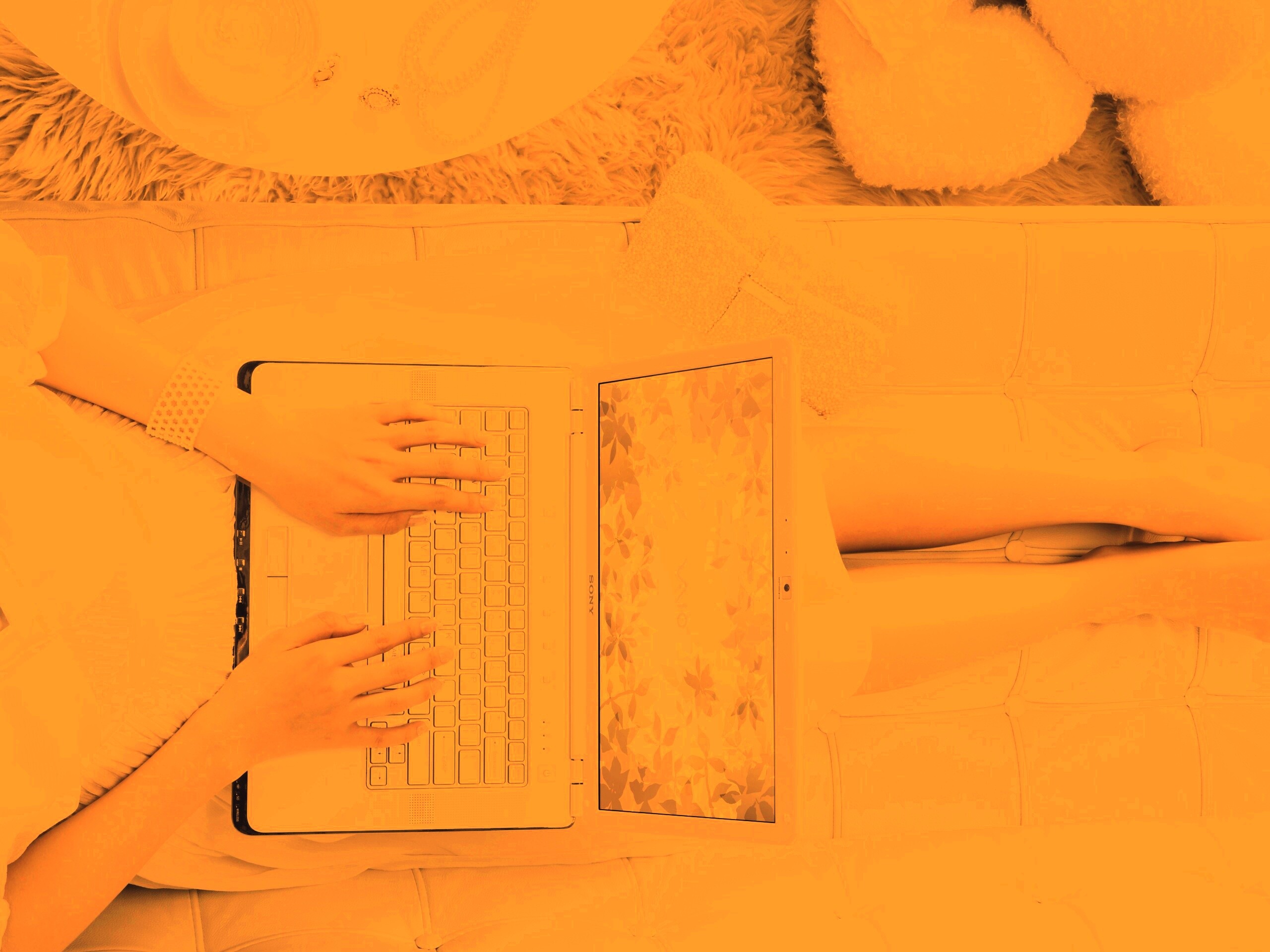 Девушка с ноутбуком vaio обои