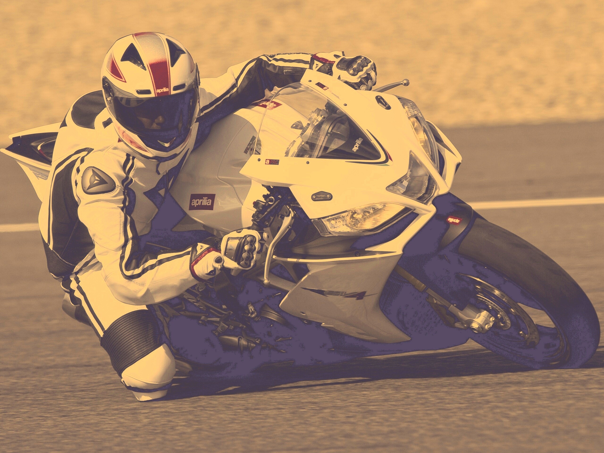 Байкер в белой экиперовкена Априлия РСВ4 обои