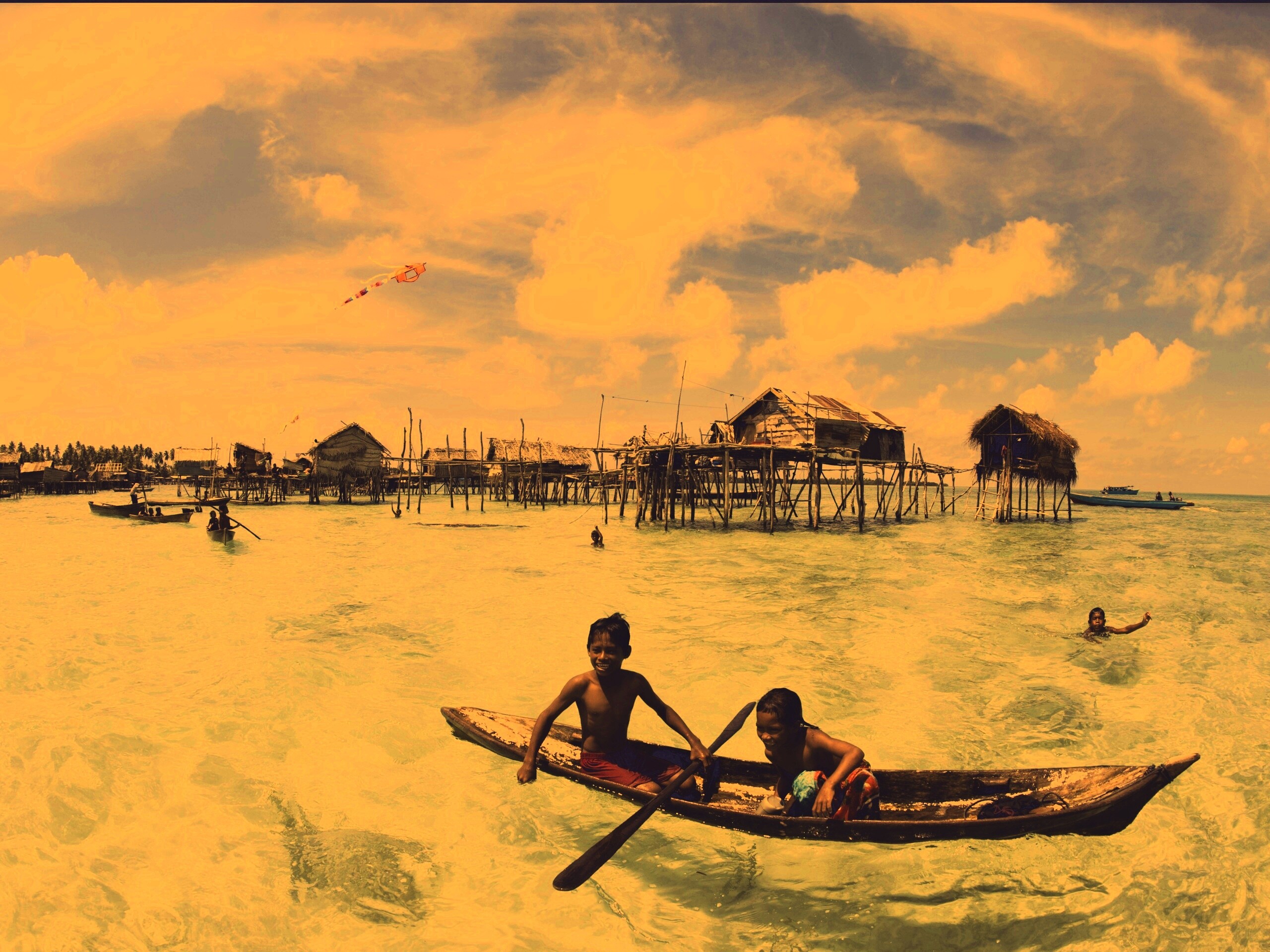 Дети в лодке у поселения туземцев обои