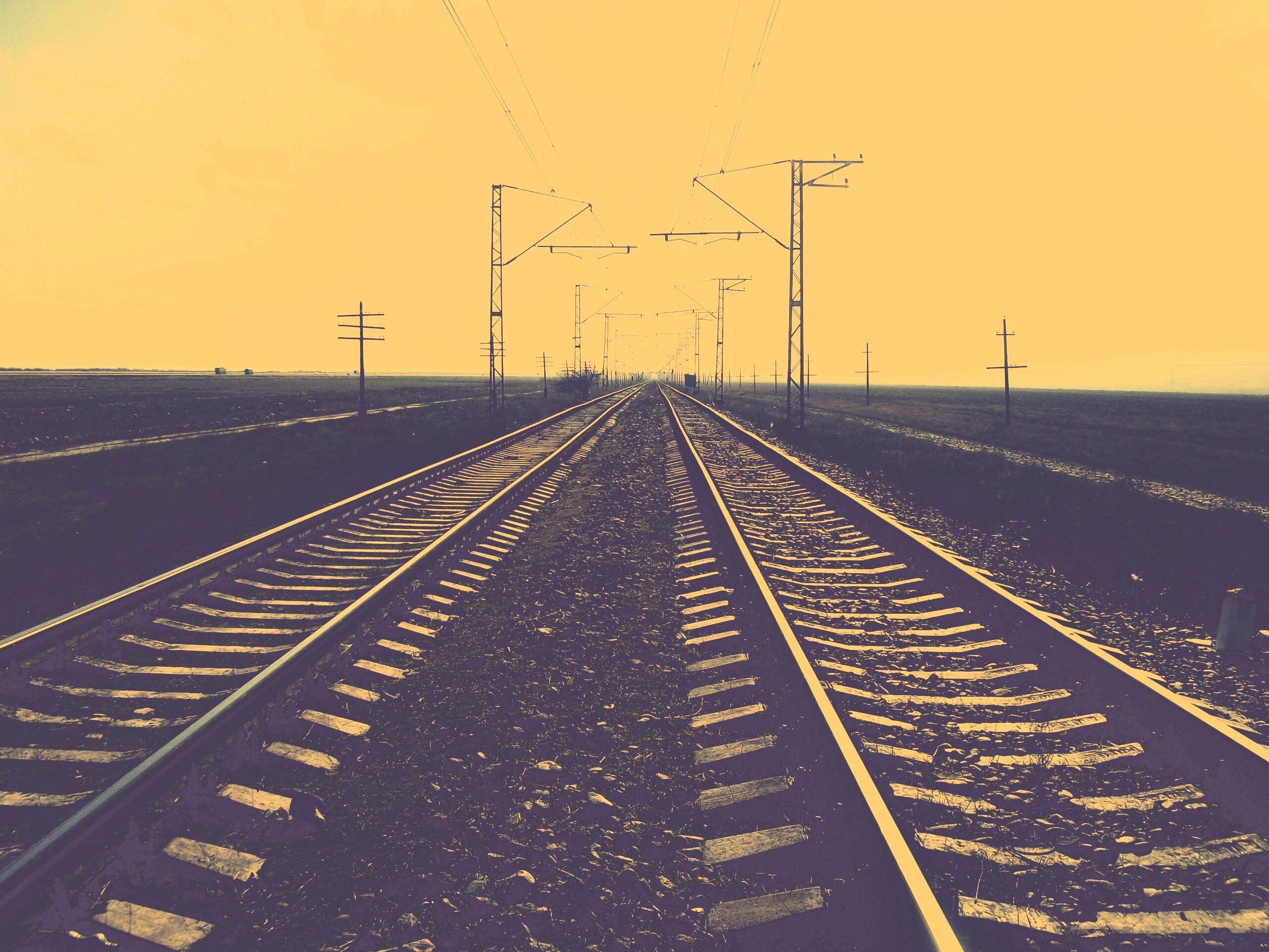 Железная дорога уходит вдаль обои