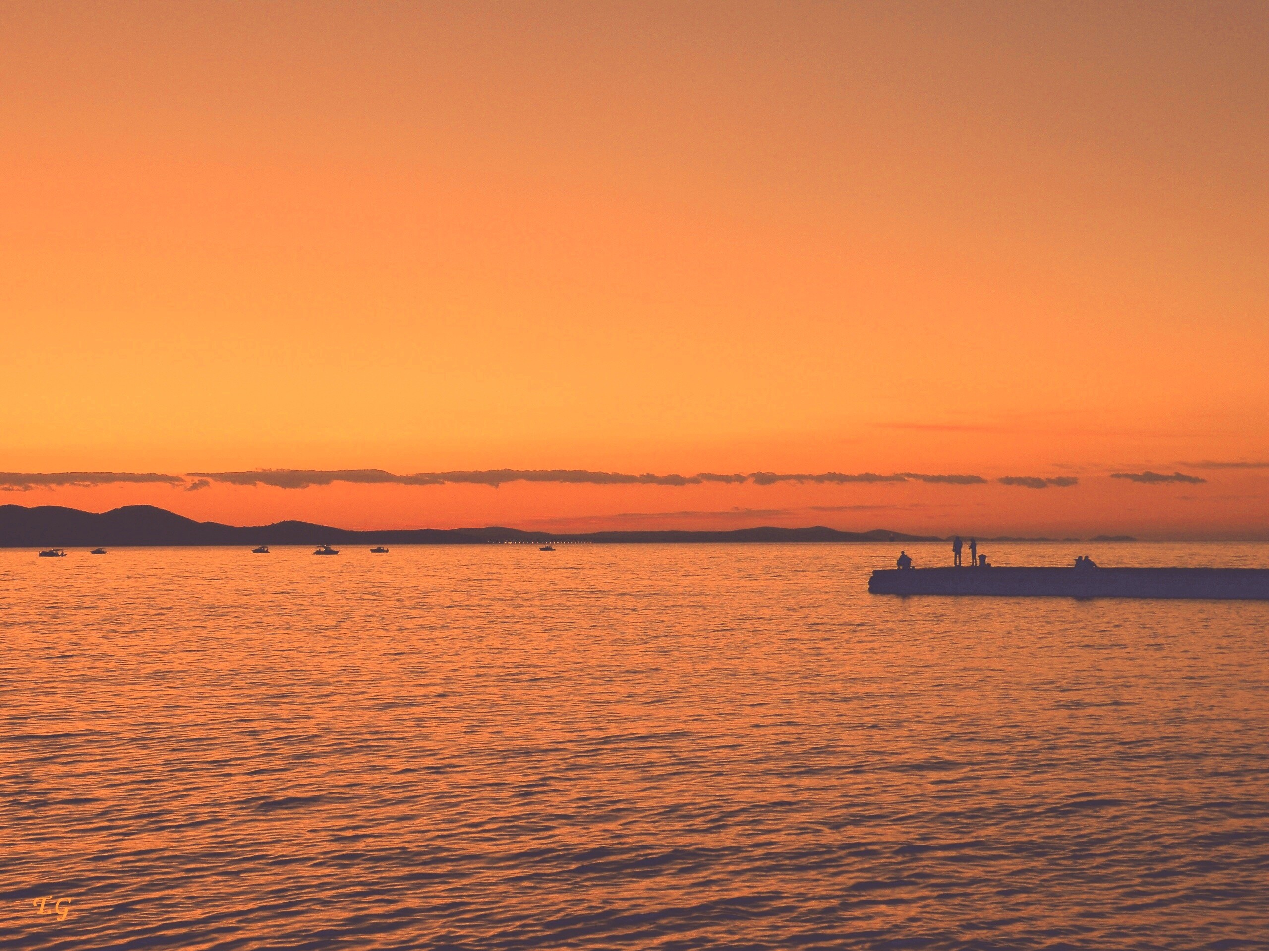 Одинокая пристань на озере обои