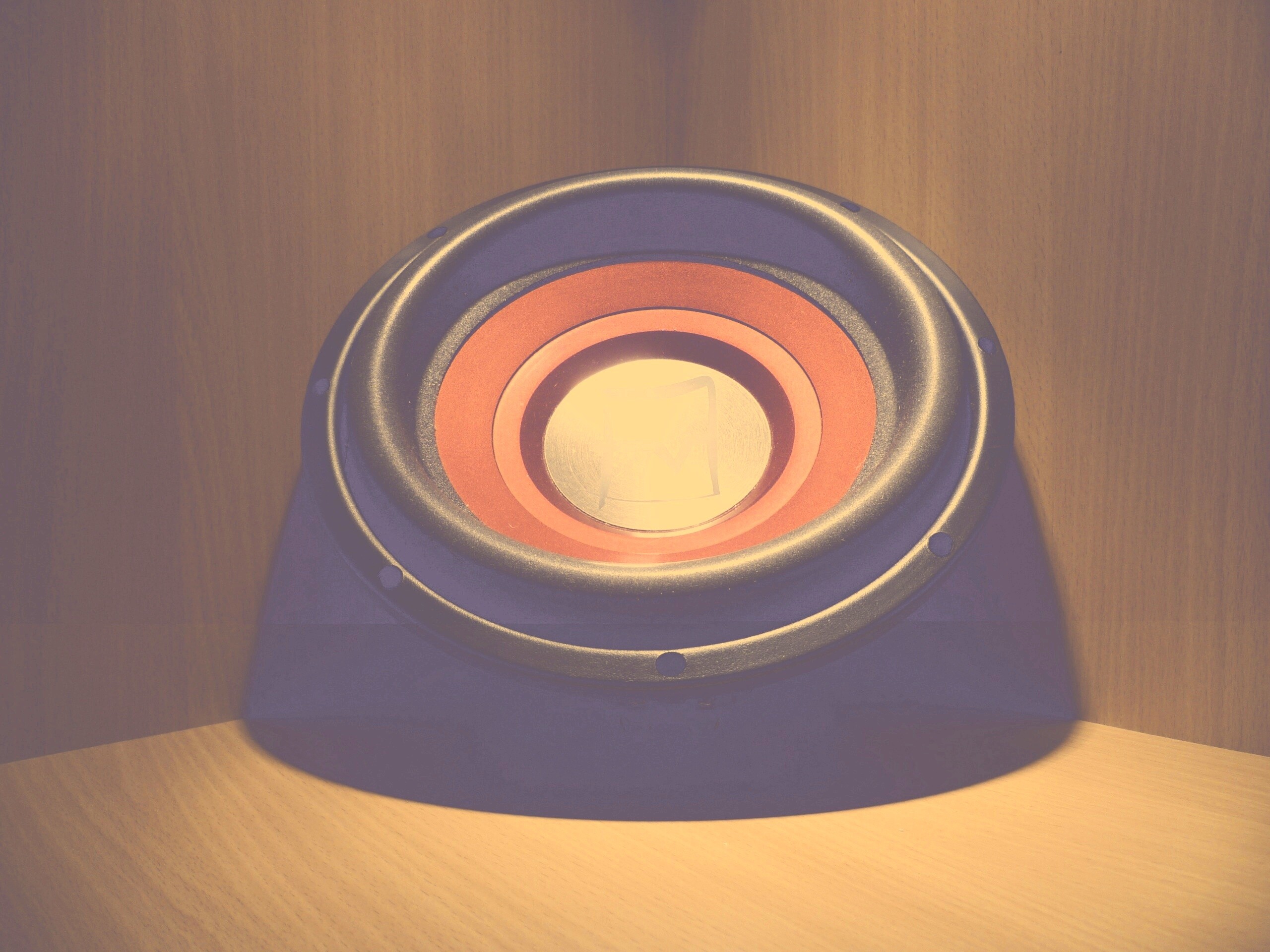 Сабвуфер в углу обои