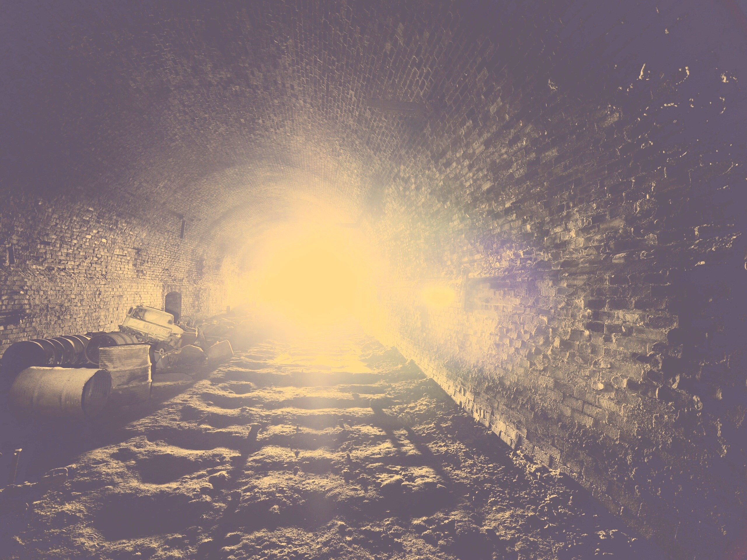 Захламленный тоннель обои