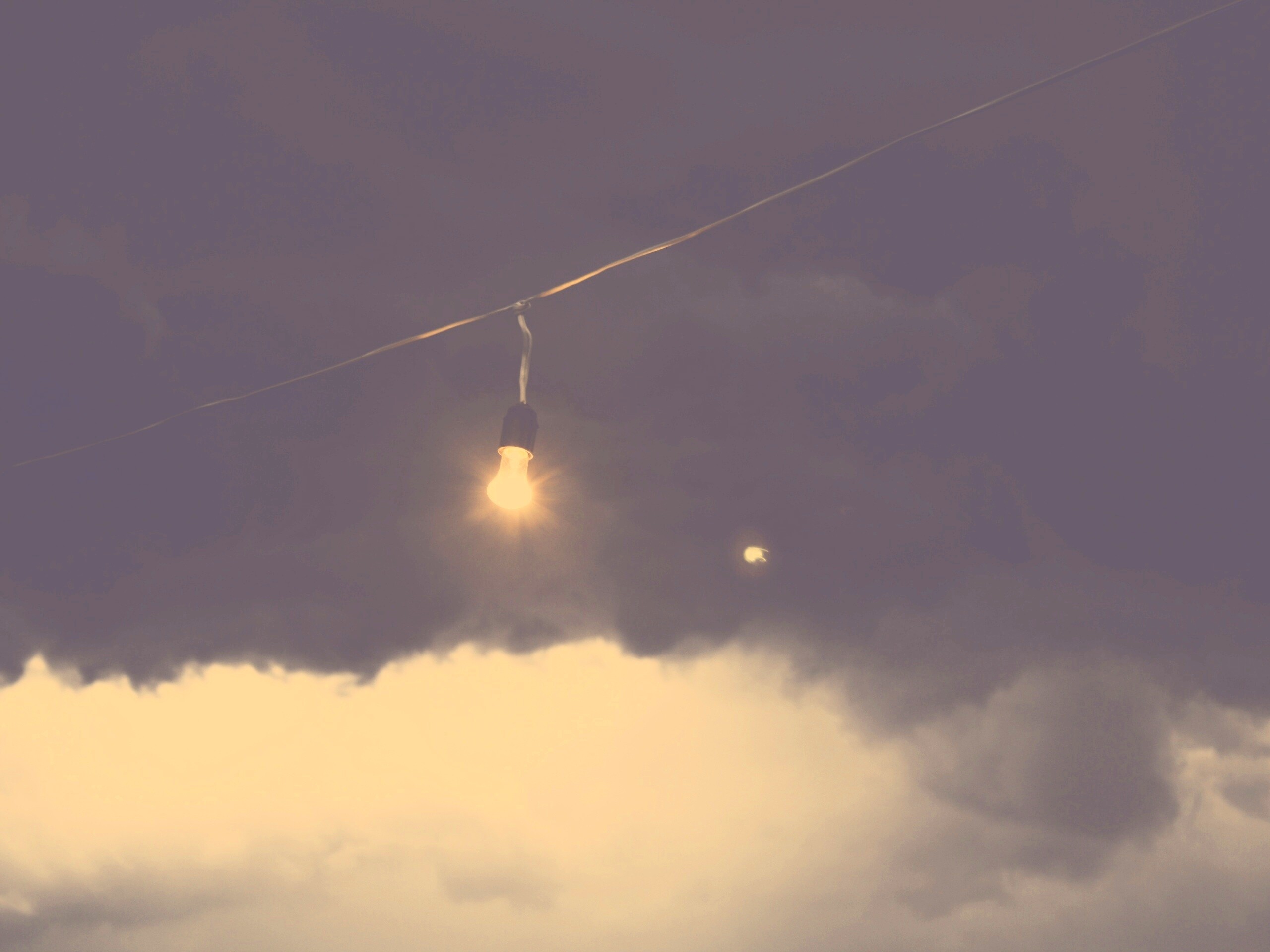 Лампочка на фоне туч обои