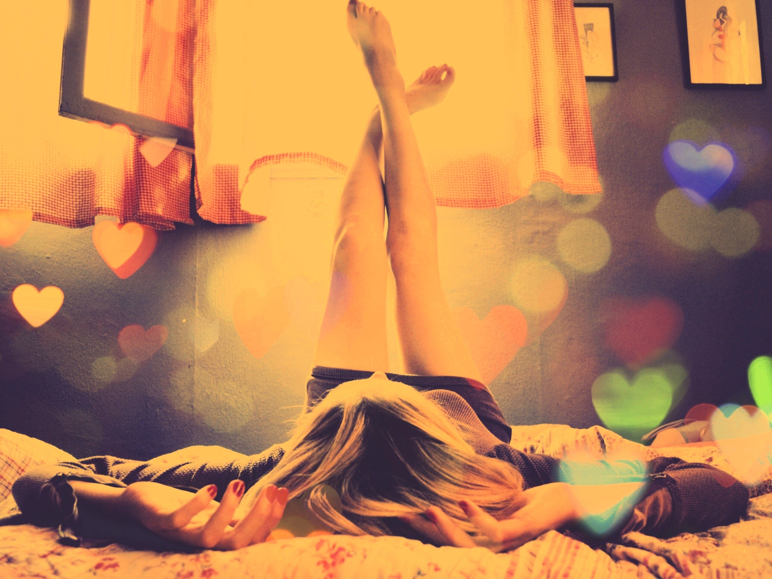 Девушка в постели обои