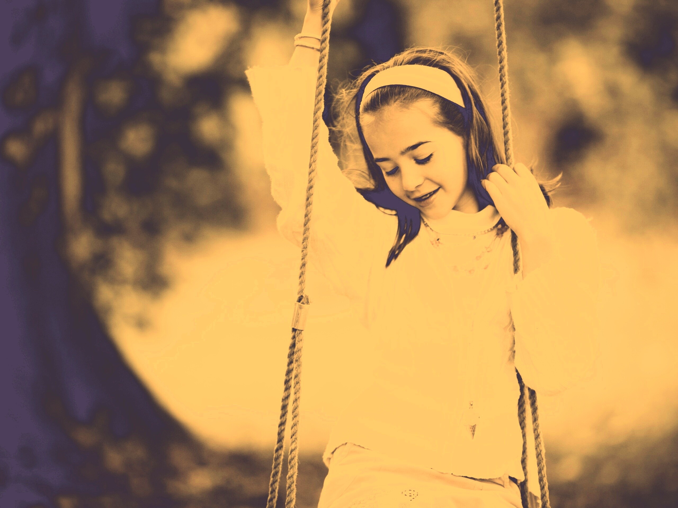 Девочка на качелях обои