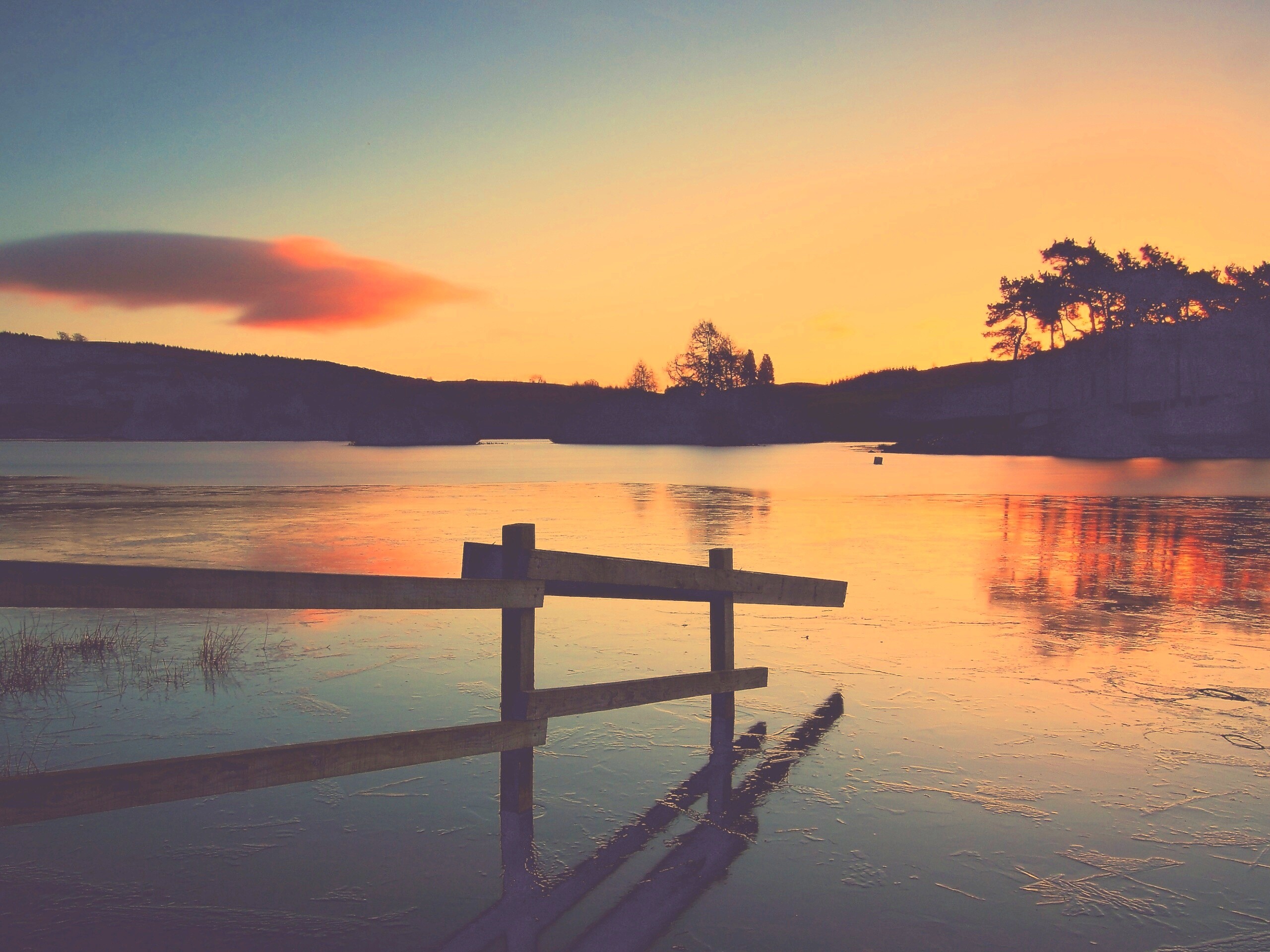 Красивый закат на озере обои