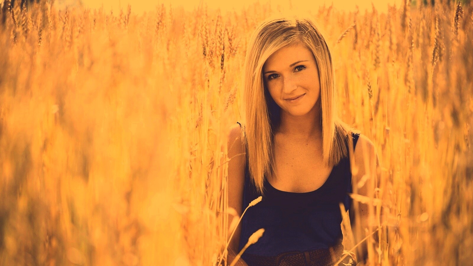 Девушка во ржи обои
