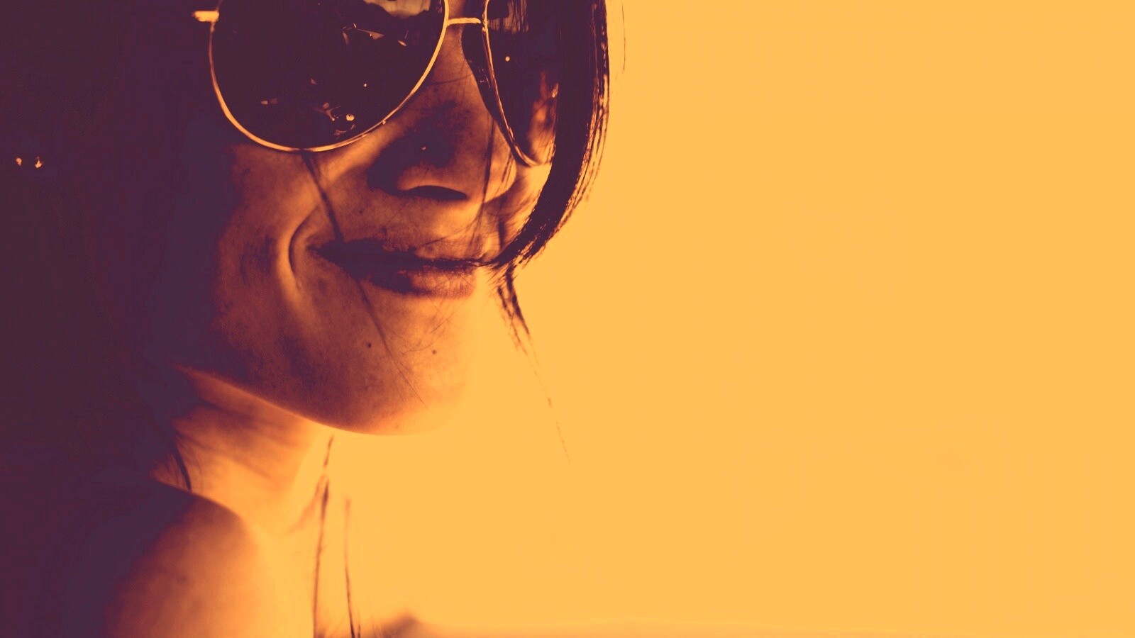 Девушка в очках обои