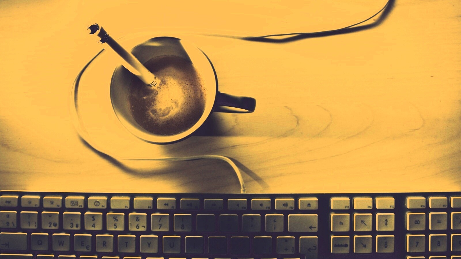 Ручка в кофе обои