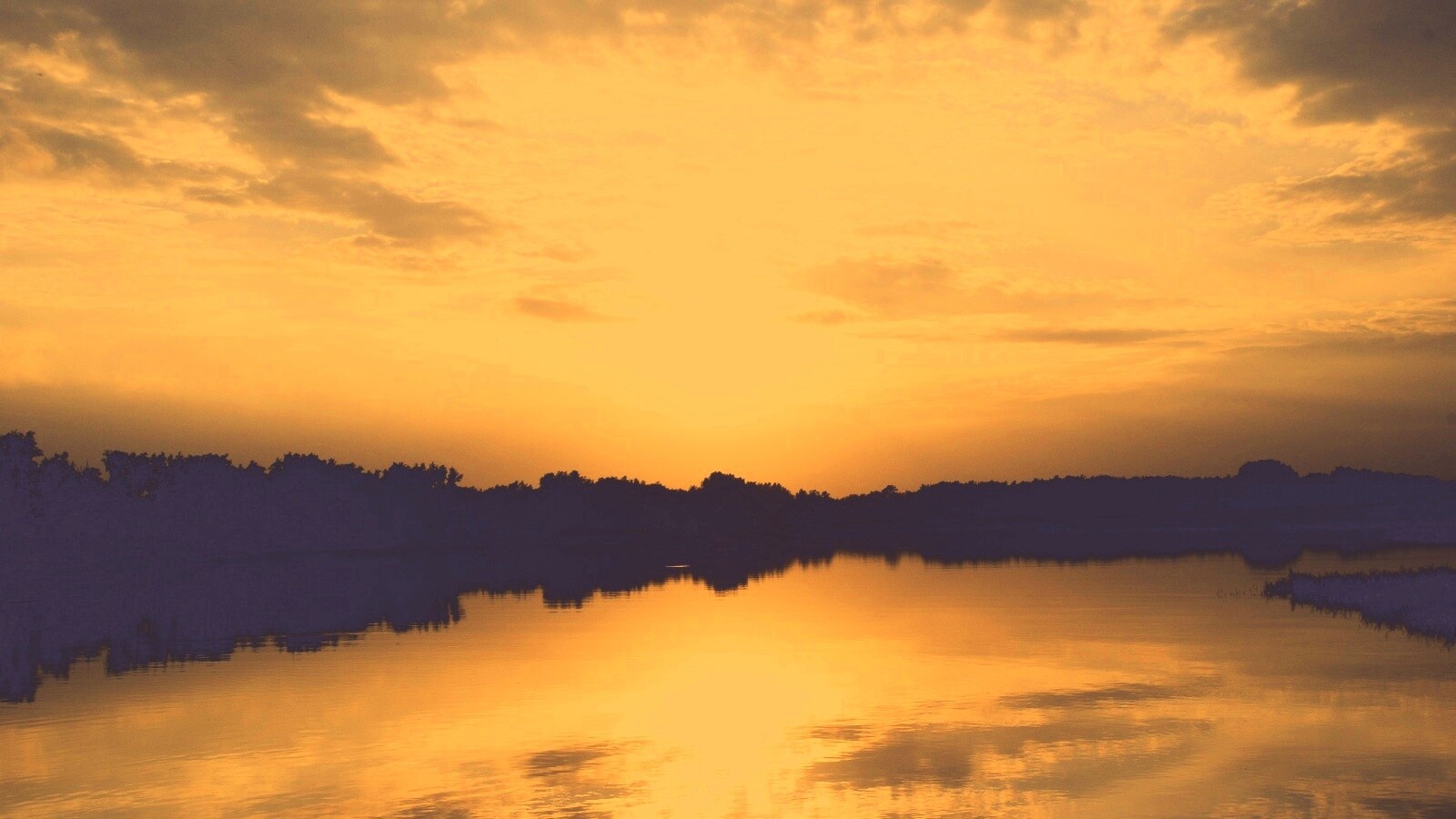 Закат отражается в озере обои