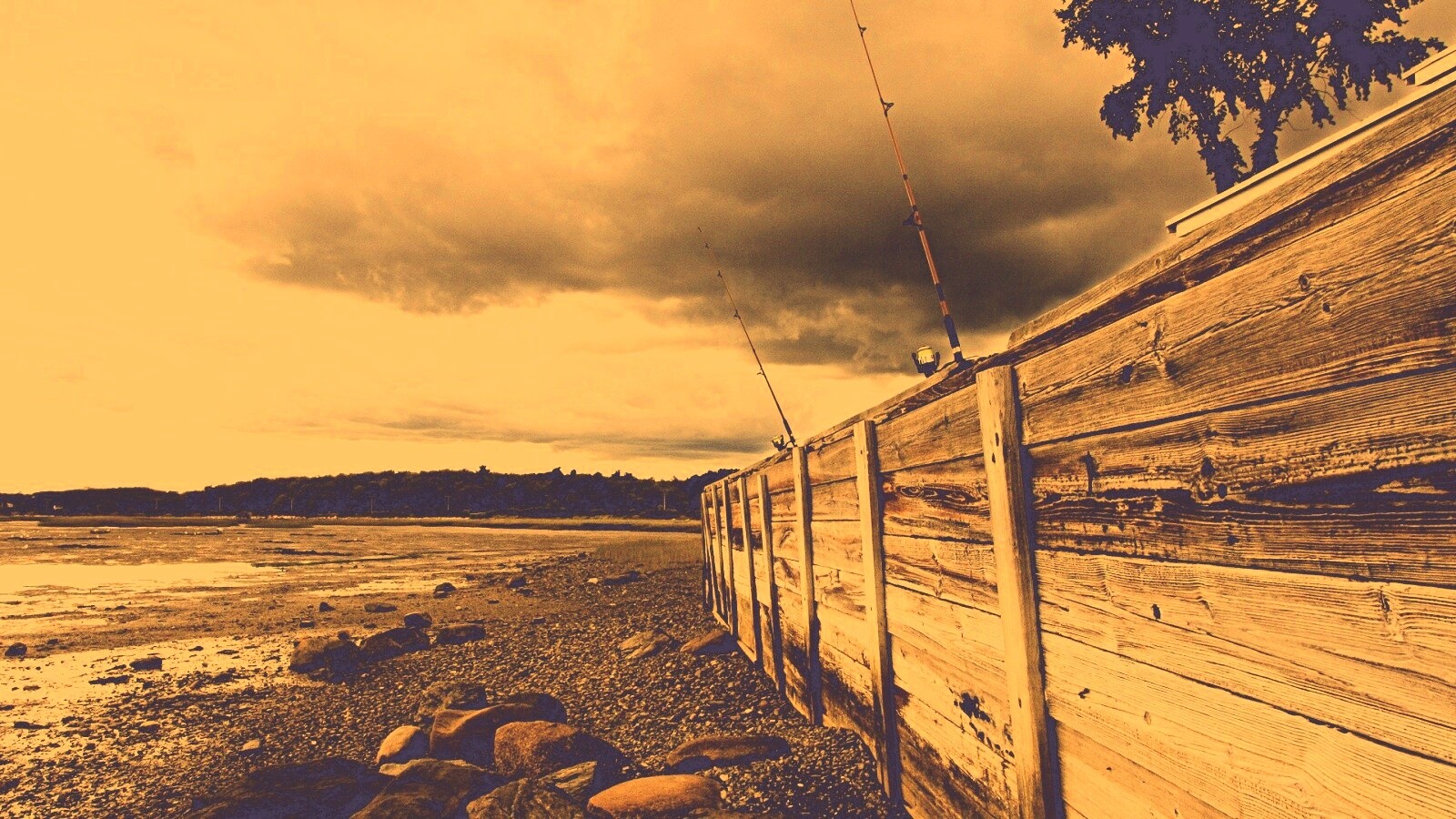 Отлив у деревянной набережной обои