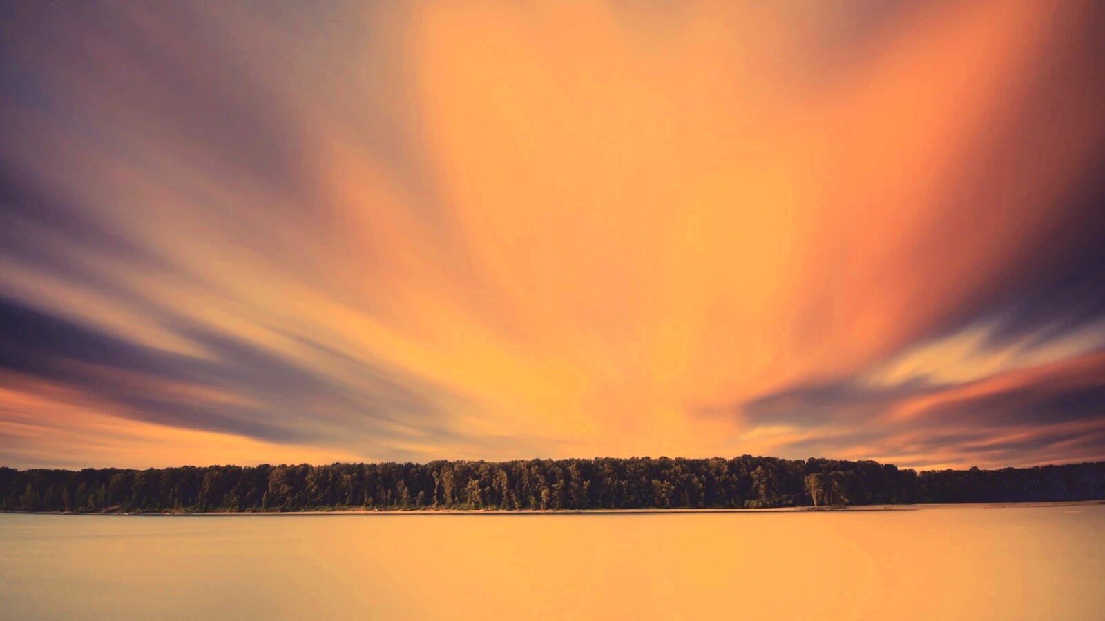 Вечернее небо над озером обои