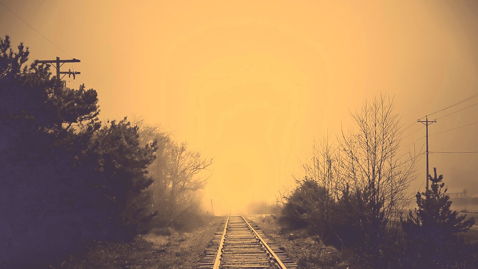 Железная дорога уходит в туман обои