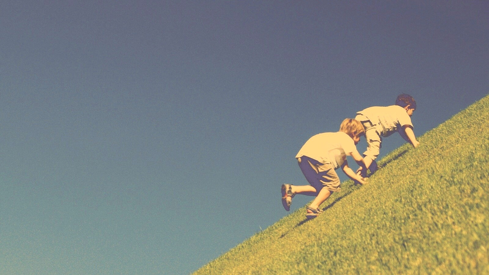 Дети взбираются в гору обои