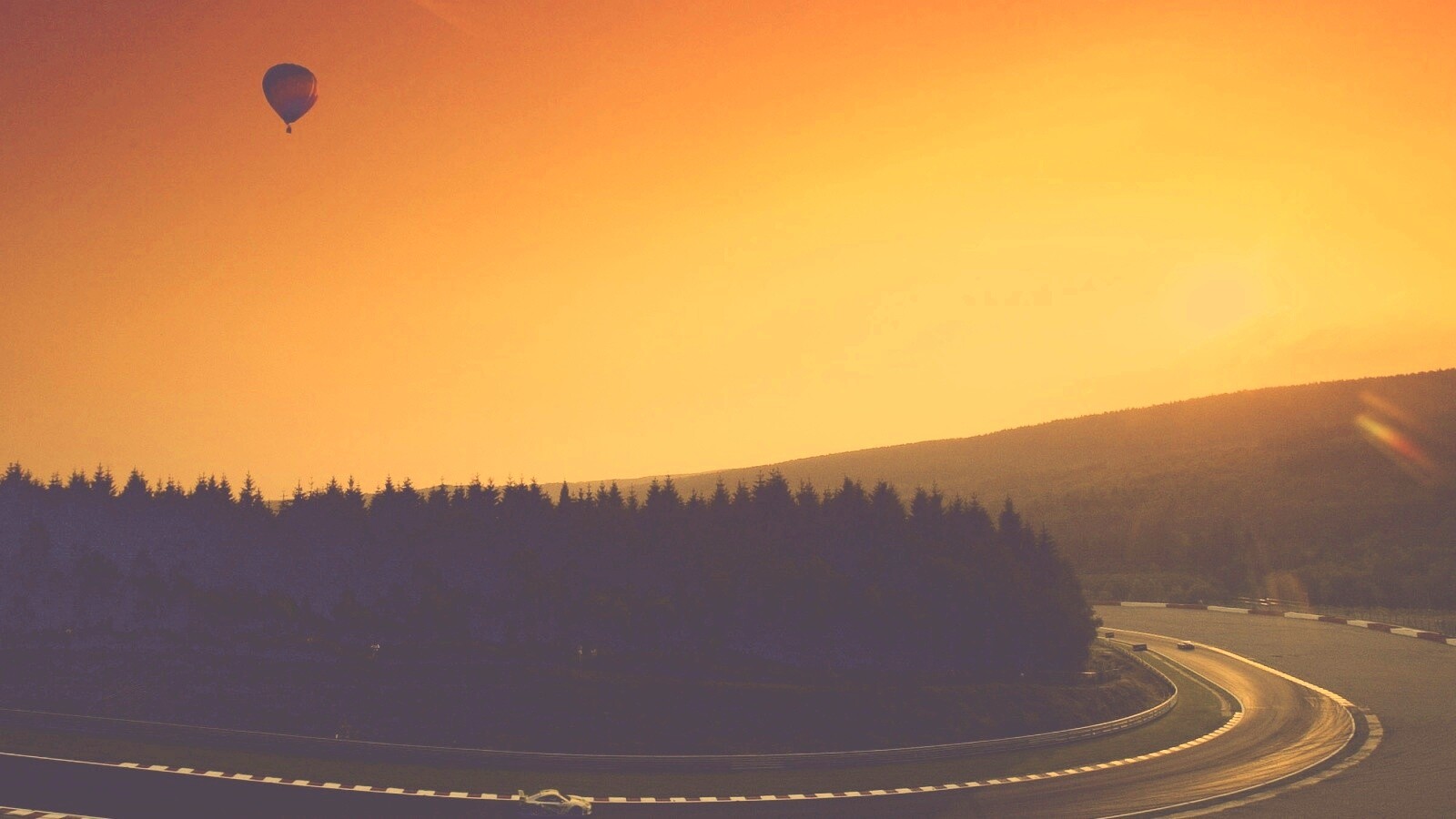 Воздушный шар над треком обои