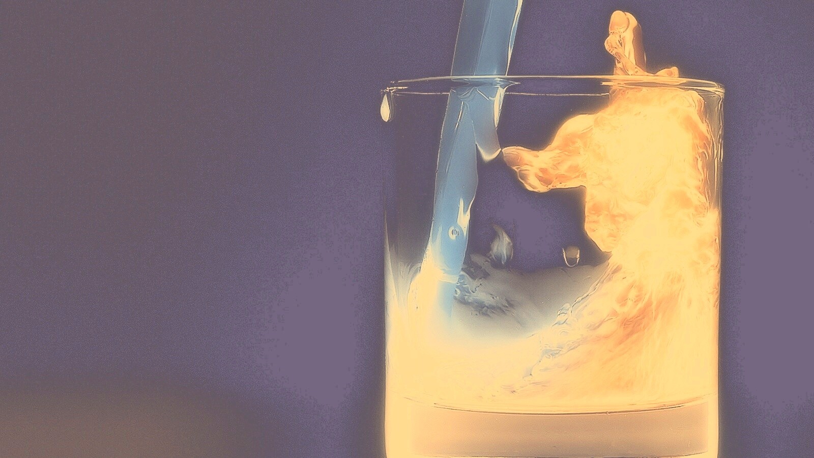 Огонь и вода в стакане обои