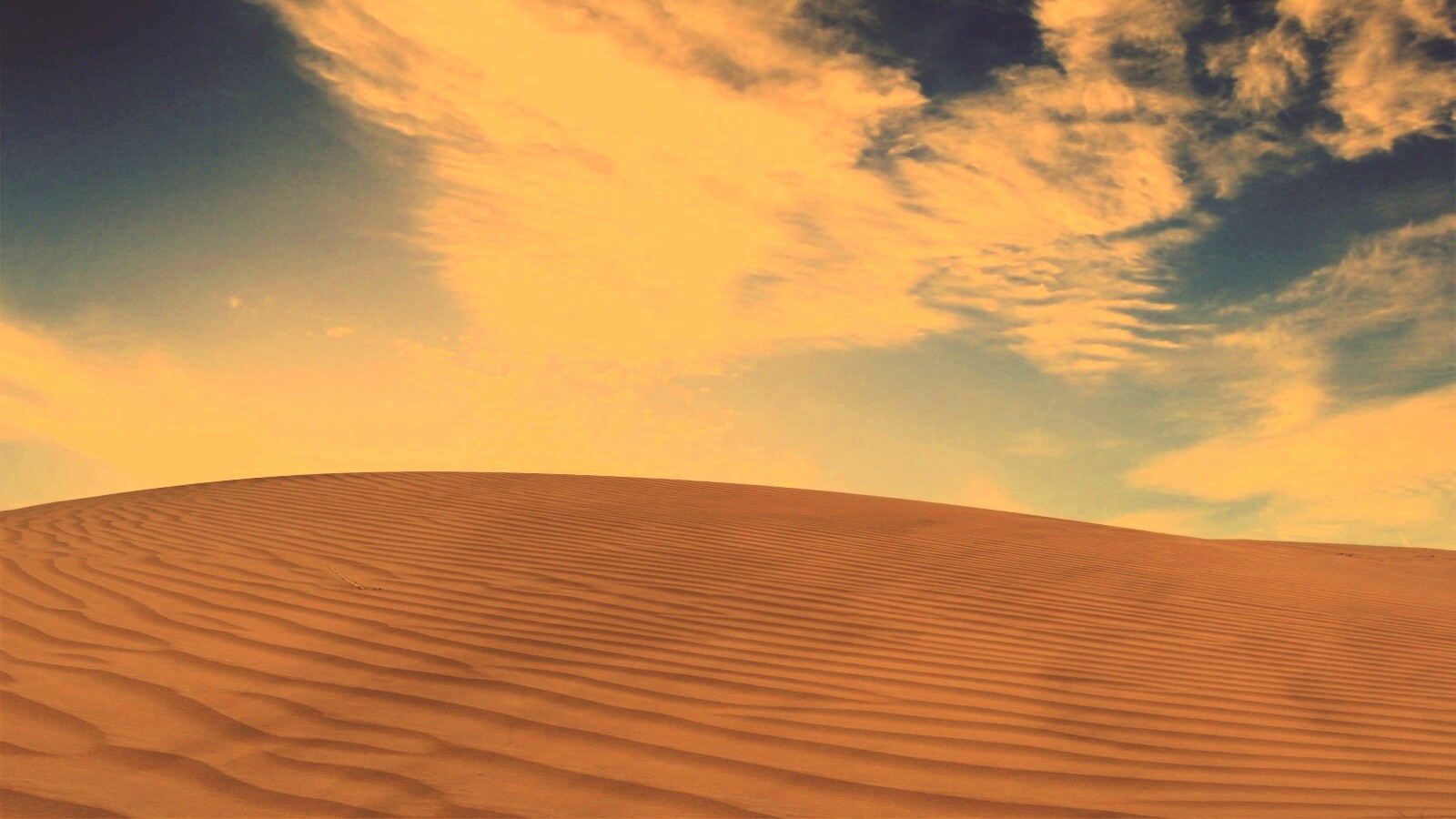 Облака над пустыней обои