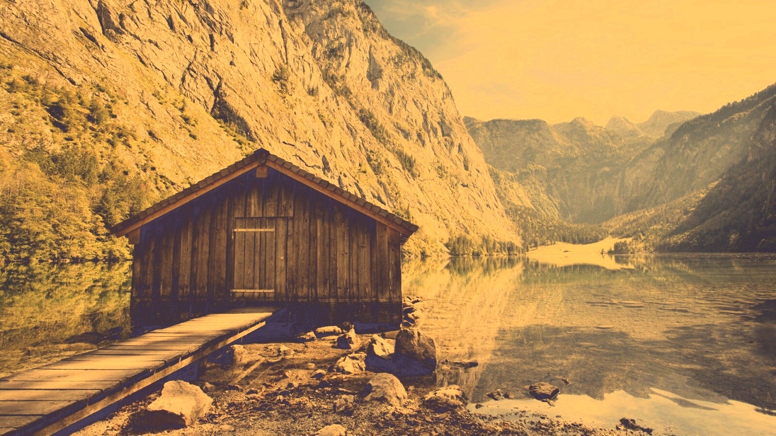 Лодный сарай на горном озере обои
