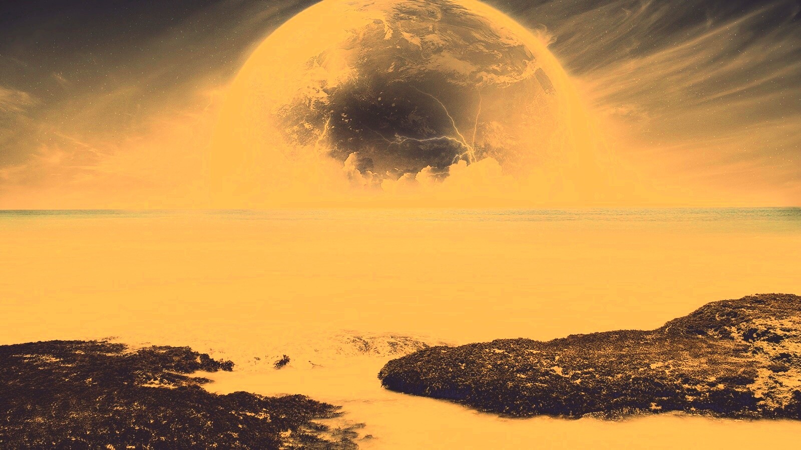 Огромная луна над океаном обои