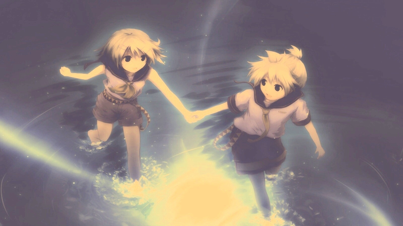 Девочки бегут по воде обои