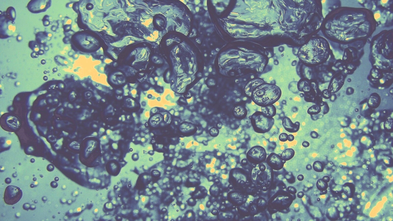 Тёмные пузыри в воде обои