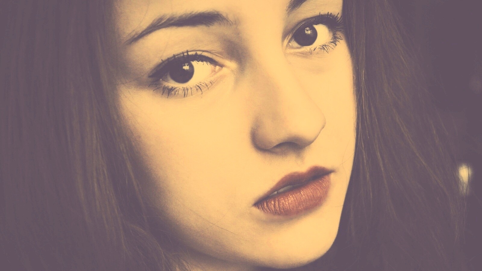 Брюнетка с ярким макияжем и печальным лицом обои