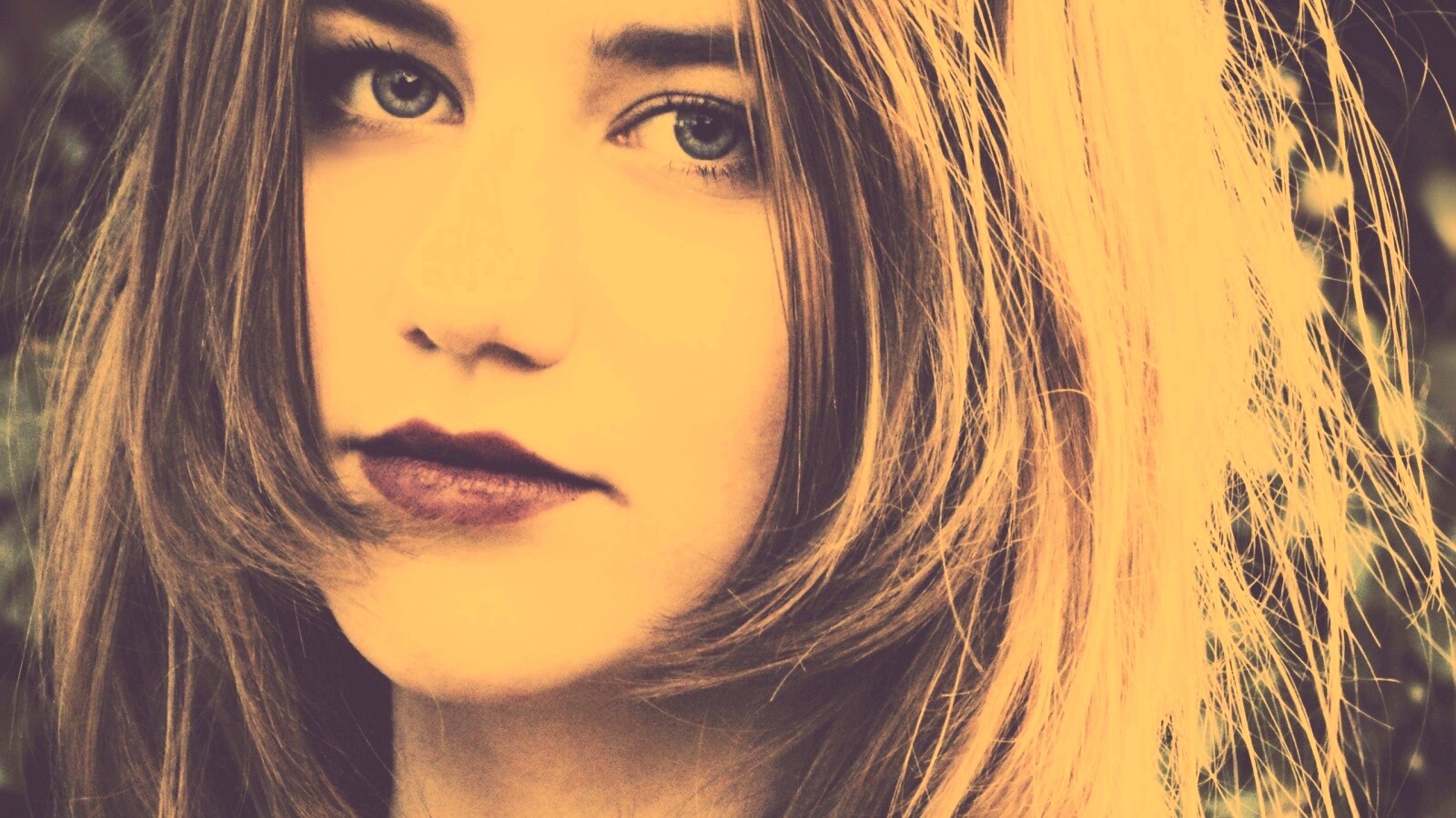 Взгляд голубоглазой девушки обои