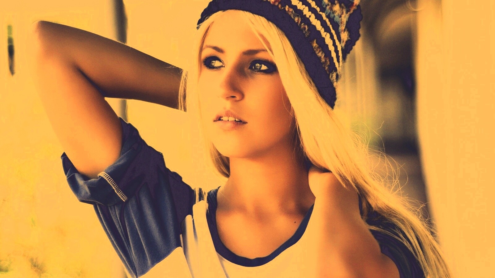 Блондинка в вязанной шапке обои