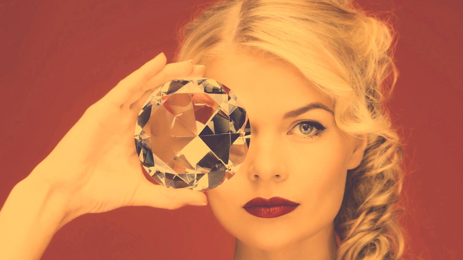 Девушка с бриллиантом обои