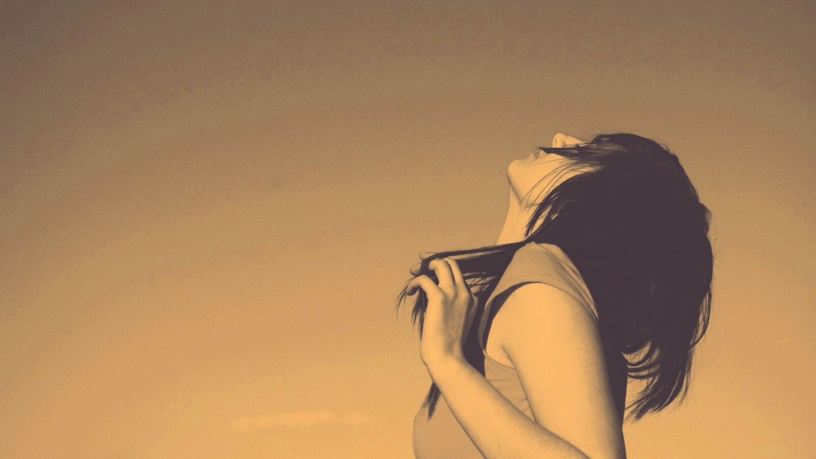 Взгляд брюнетки в небо обои