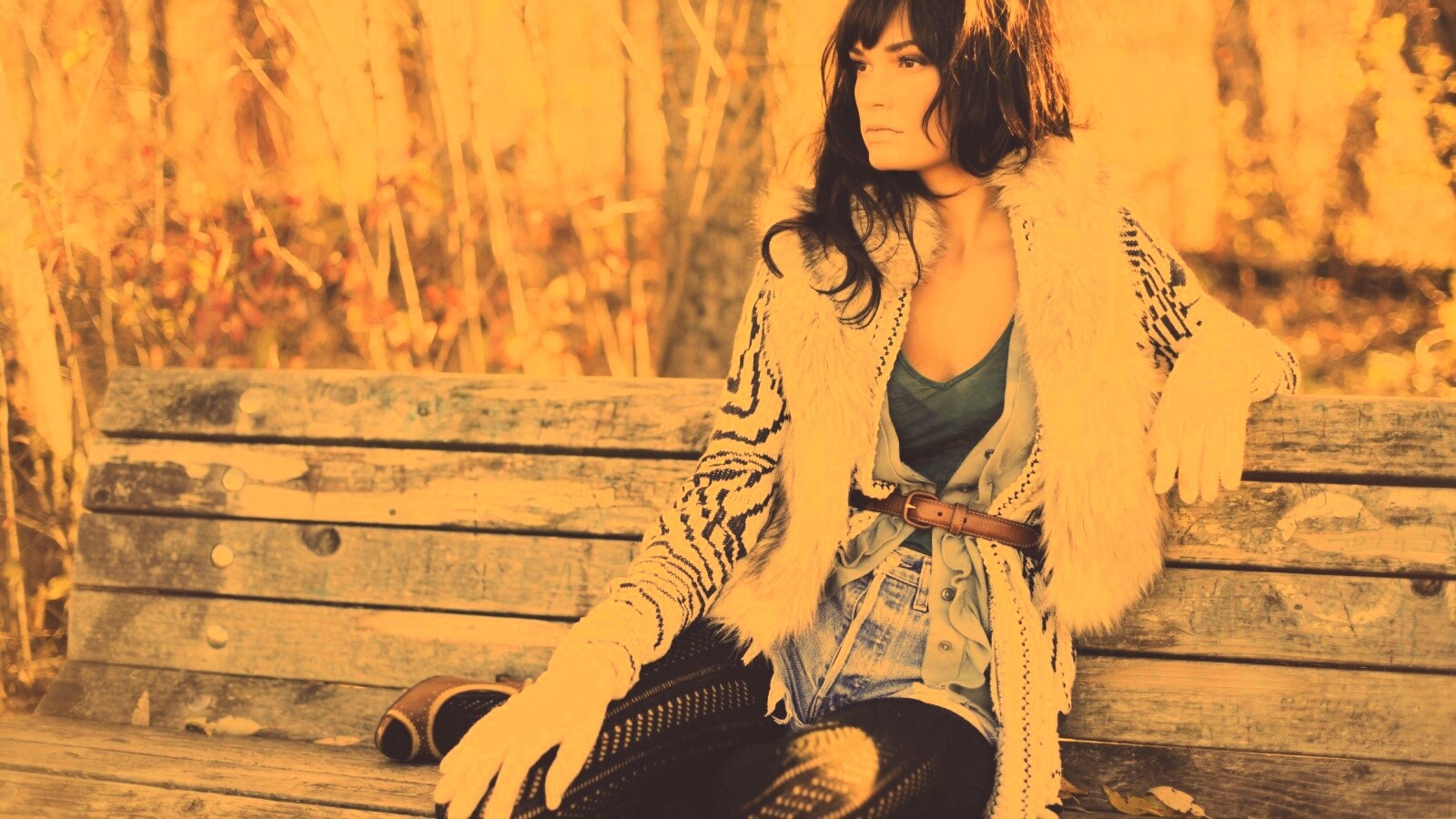 Красивая девушка сидит на скамейке обои