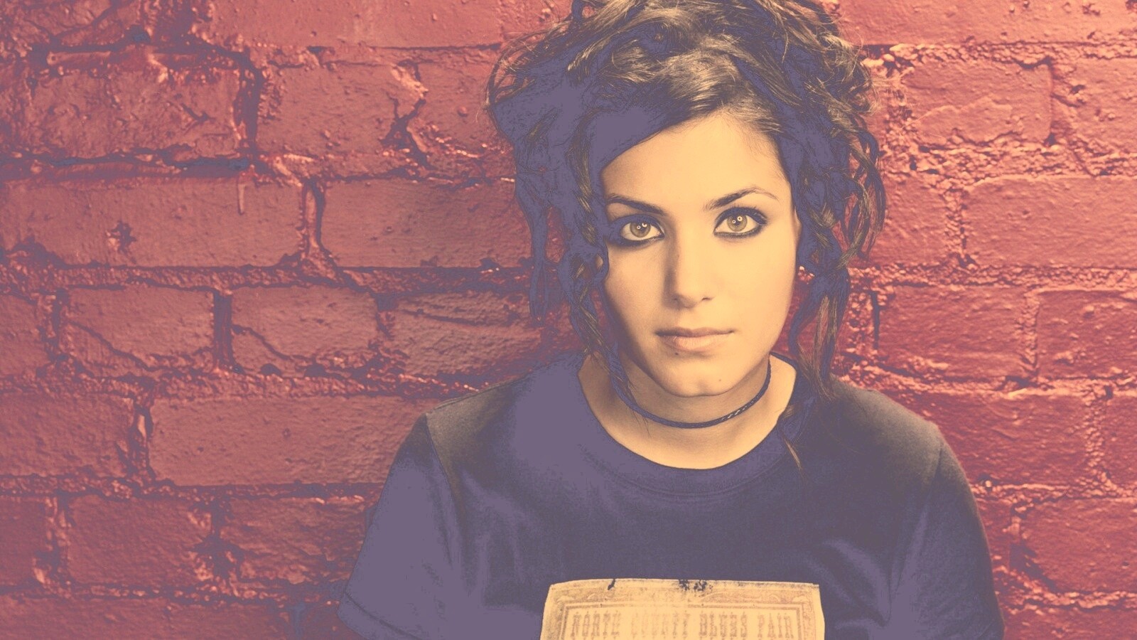 Подросток на фоне розовой кирпичной стены обои