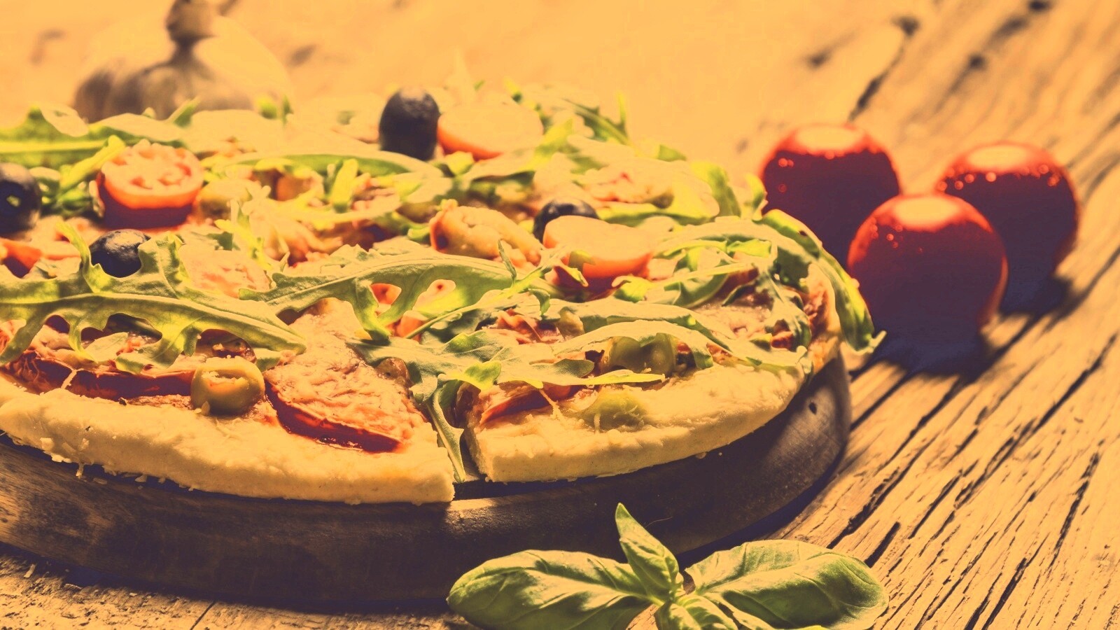 Свежая пицца с рукколой обои