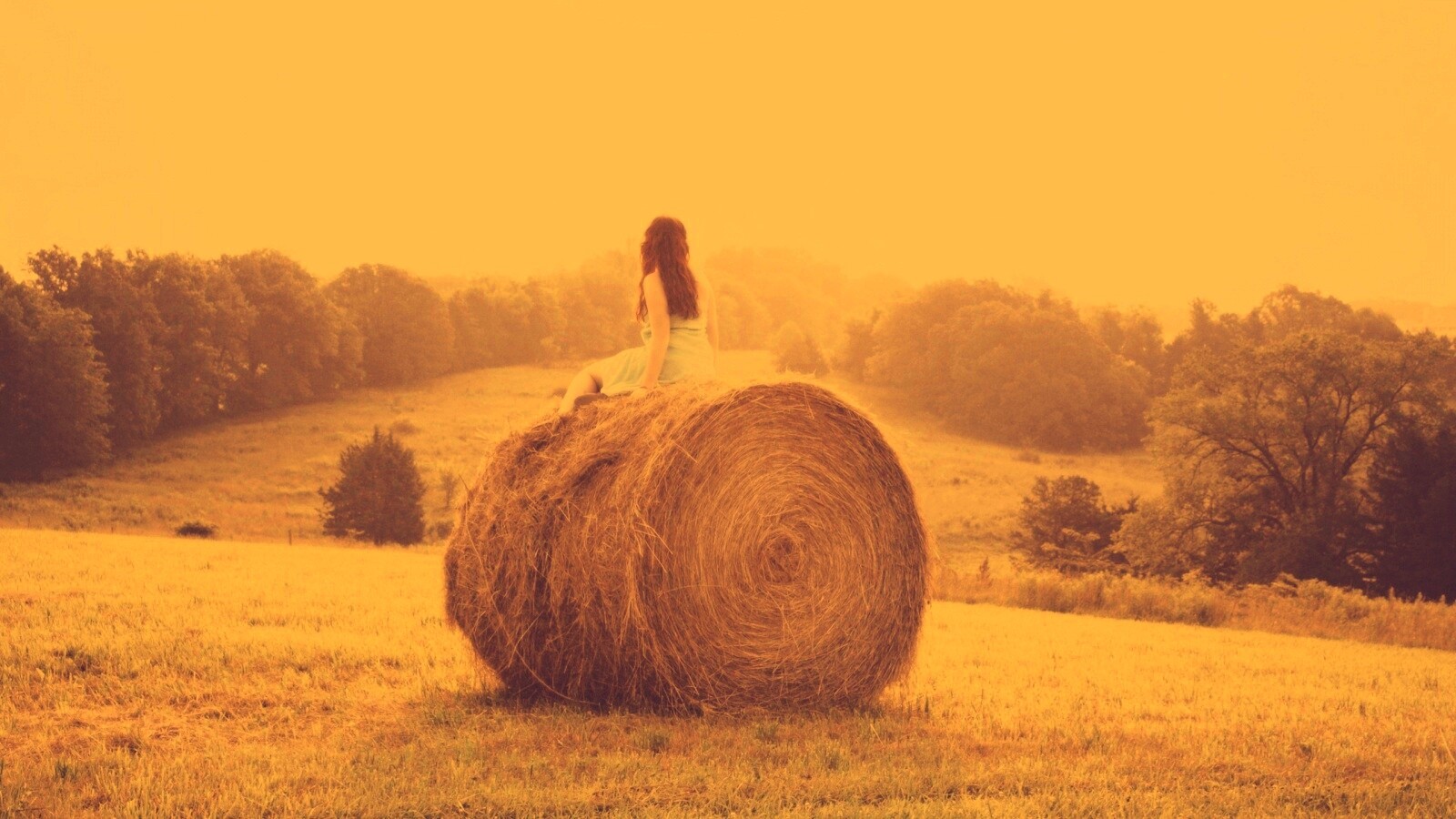 Девушка на снопе сена обои
